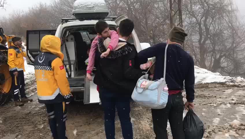 YOLU KAPANAN KÖYDE HASTALANAN ÇOCUK KURTARILDI
