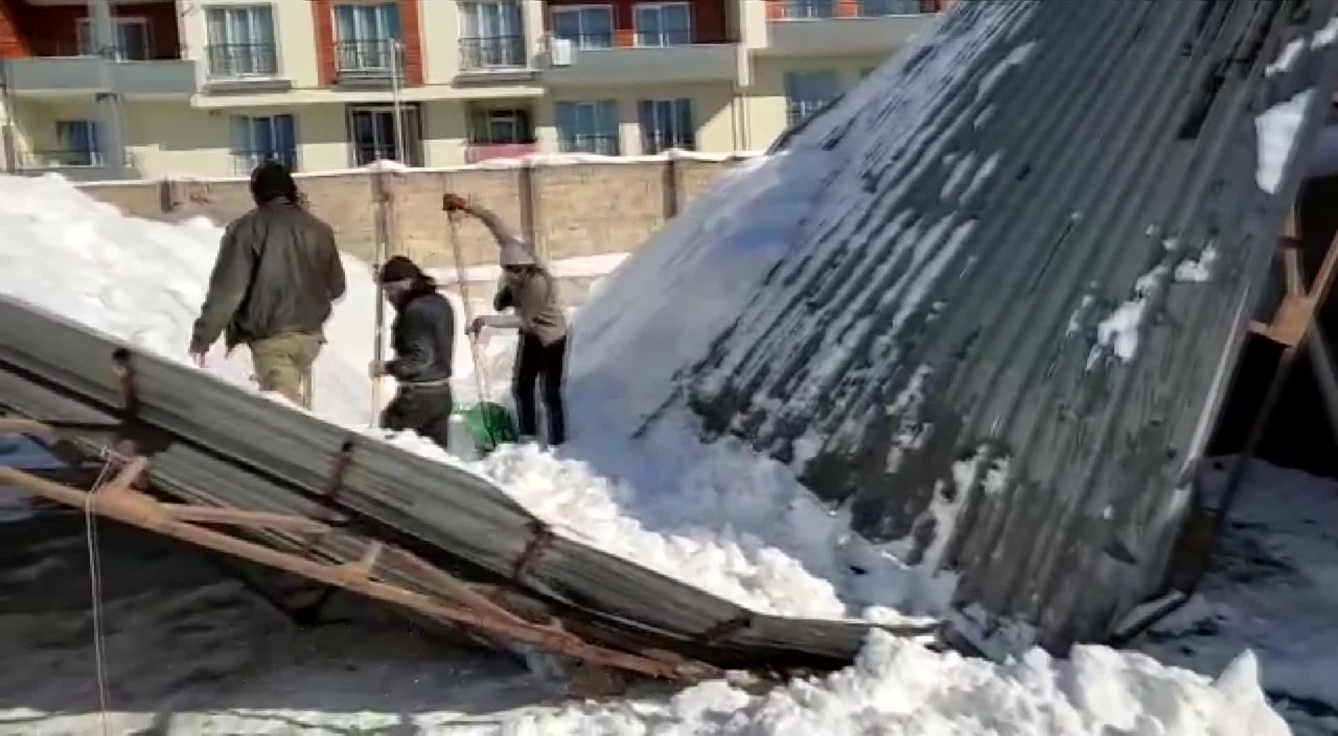 YAĞAN KAR YÜZÜNDEN AÇIK OTOPARKIN ÇATISI ÇÖKTÜ ARAÇLAR HASAR GÖRDÜ