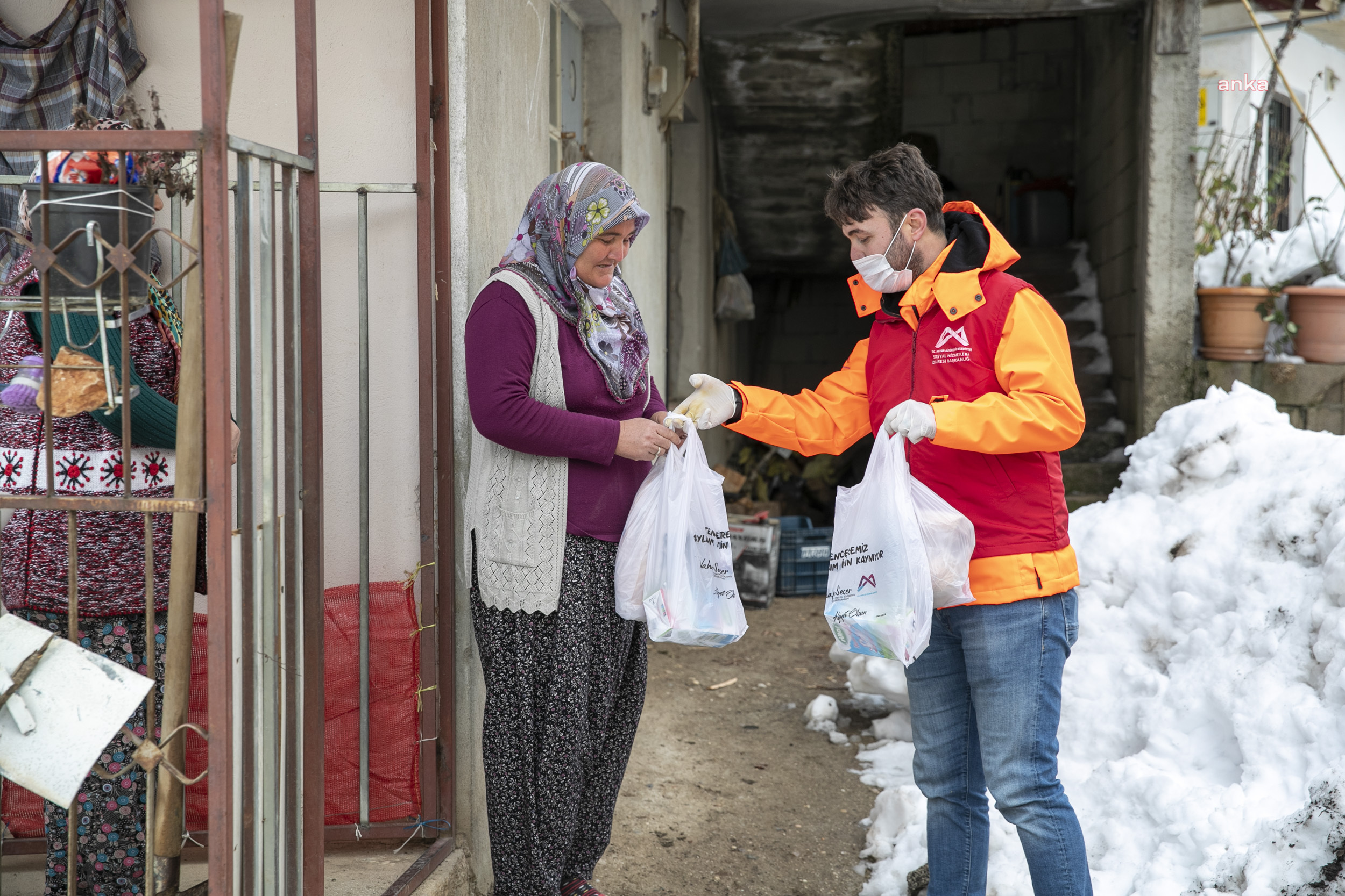 MERSİN BÜYÜKŞEHİR, KARLA KAPLI KIRSALDA EKMEK VE SÜT DAĞITIYOR