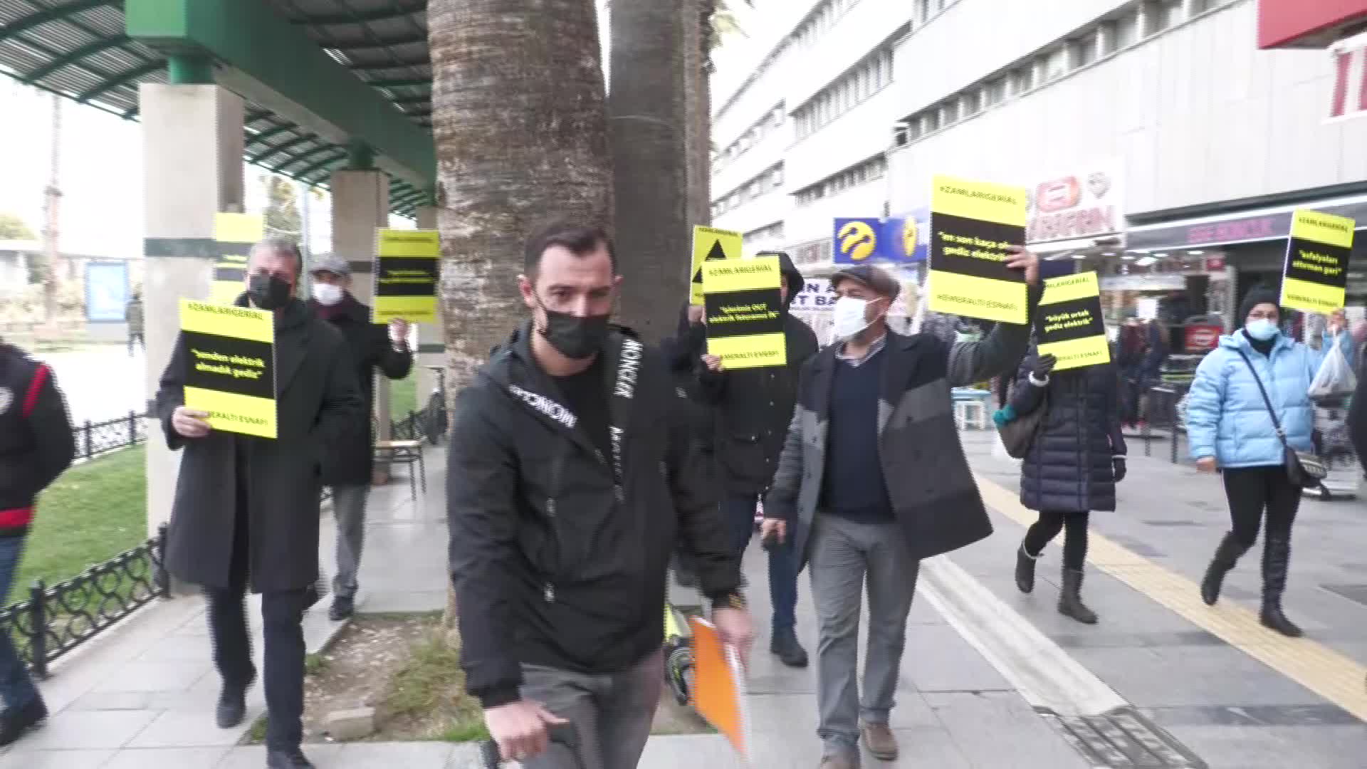 İZMİR'DE ESNAF ELEKTRİK ZAMMINI PROTESTO ETTİ: "NEFES ALAMAZ HALE GELDİK, ZAMLARI GERİ ALIN"