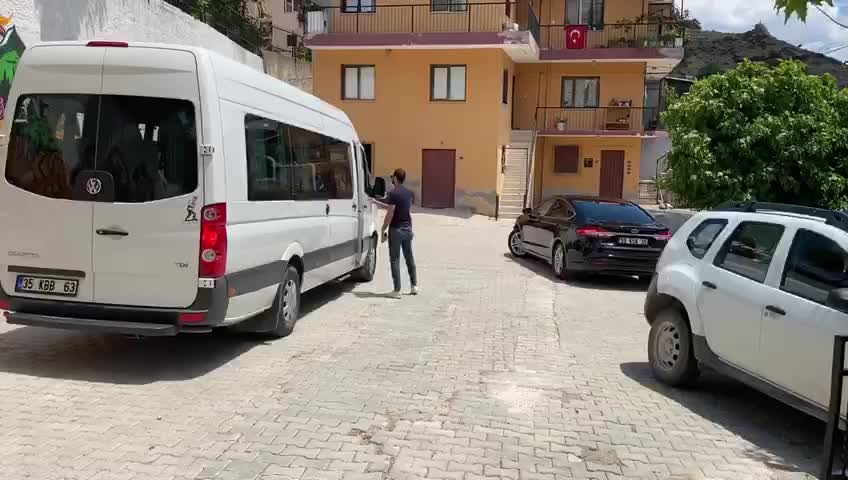CHP’Lİ GENÇLER İZMİR’DE CAMİYİ BOYADI