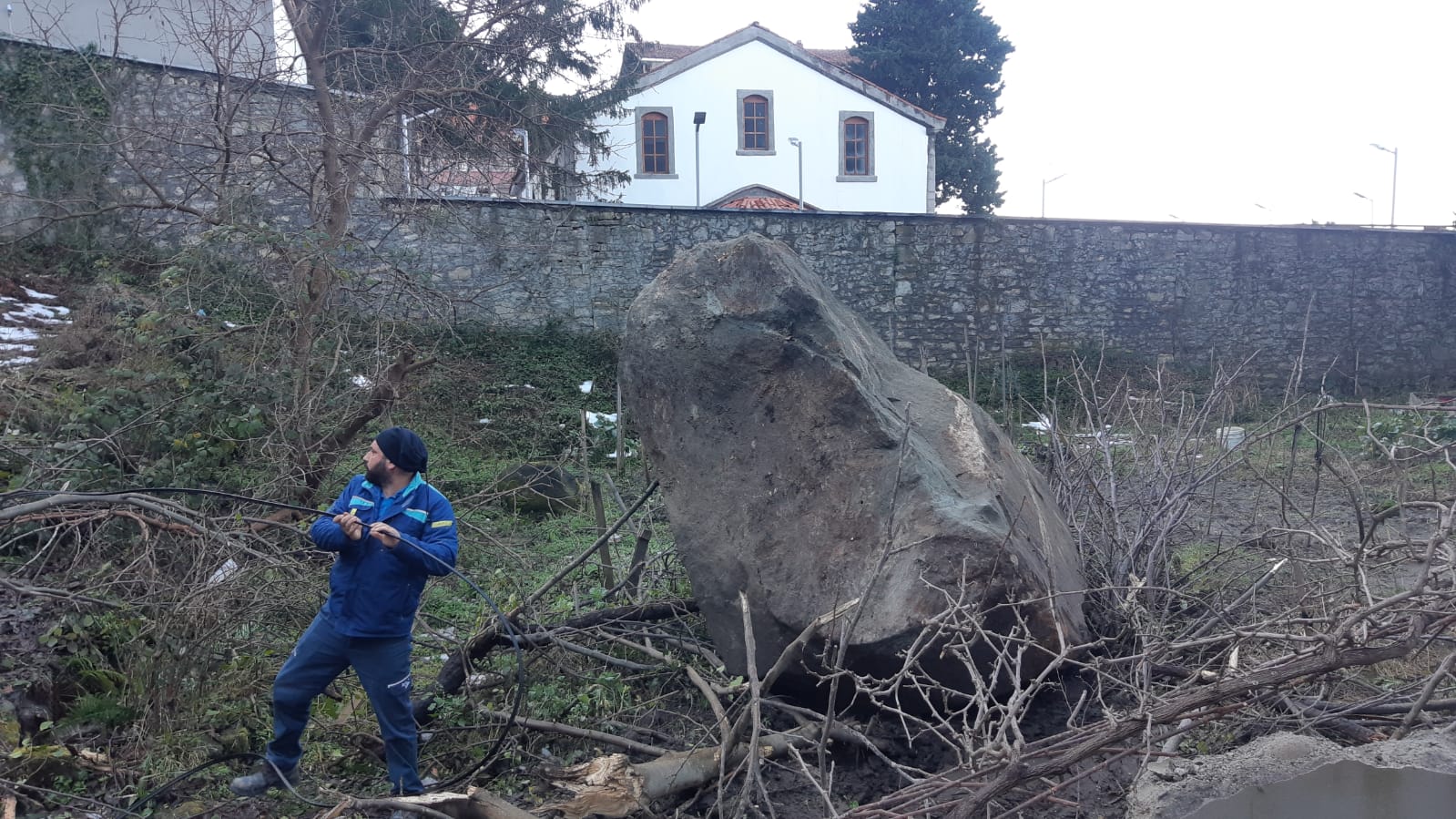 SİNOP AYANCIK’TA DAĞDAN KOPAN KAYA PARÇALARI YERLEŞİM YERİNE DÜŞTÜ
