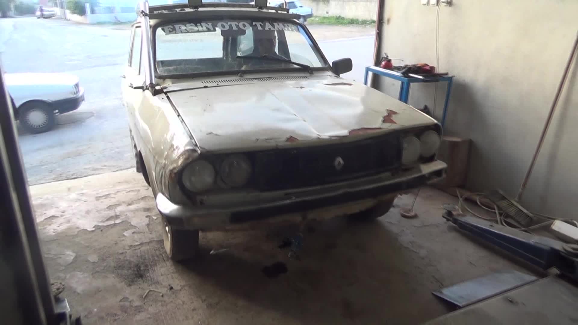 25 YAŞINDAKİ BİNEK OTOMOBİLİNİ 4×4 ÇEKERE DÖNÜŞTÜRDÜ