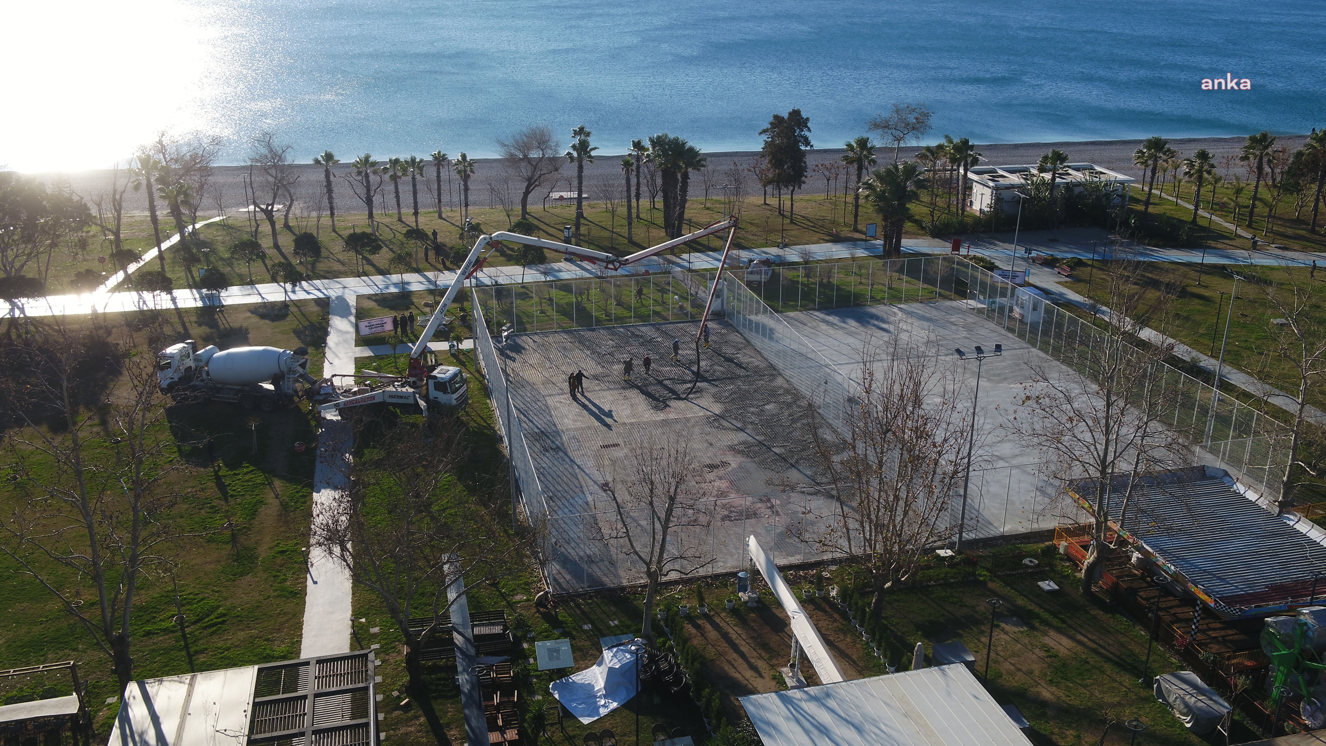 KONYAALTI BEACH PARK'TAKİ TENİS VE BASKETBOL SAHALARI YENİLENİYOR