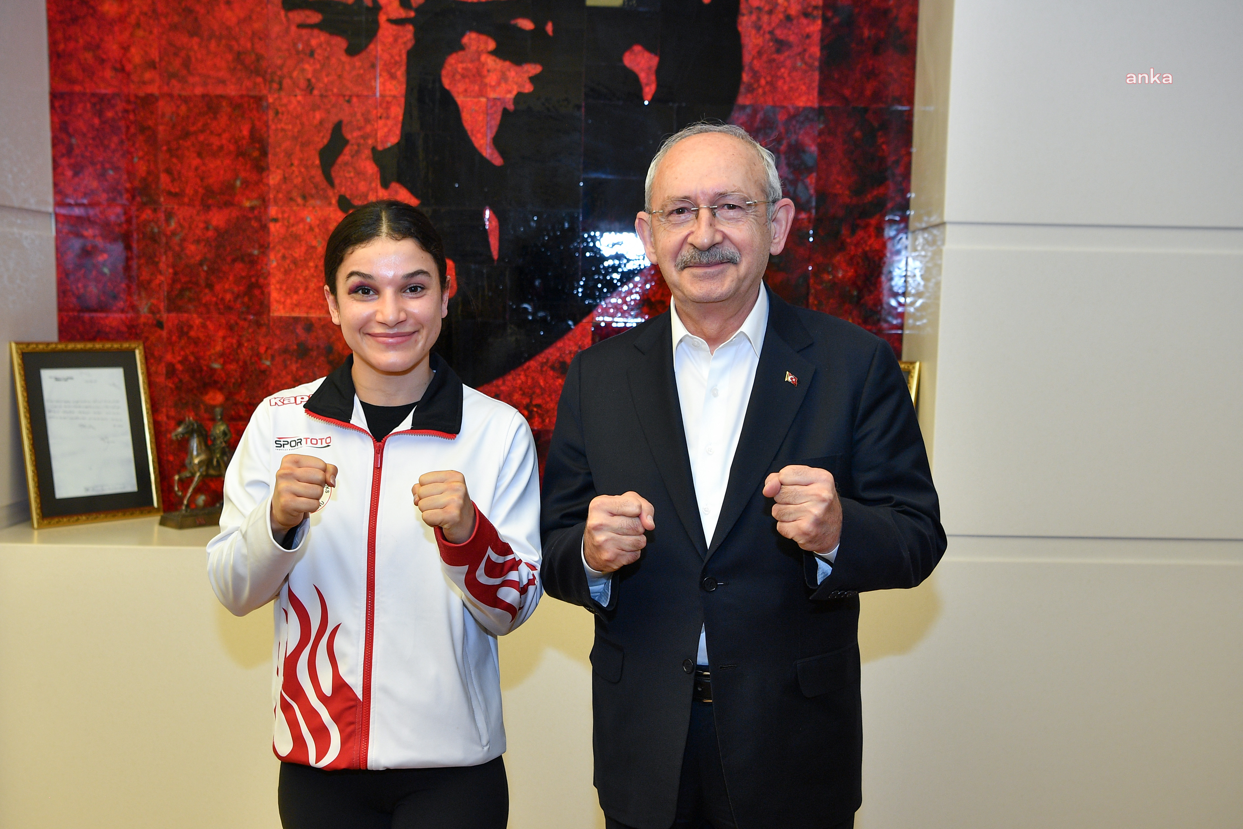 KILIÇDAROĞLU, KİCK BOKS ŞAMPİYONU ERİVAN BARUT VE ANTRENÖRÜ TAYAM’I KABUL ETTİ