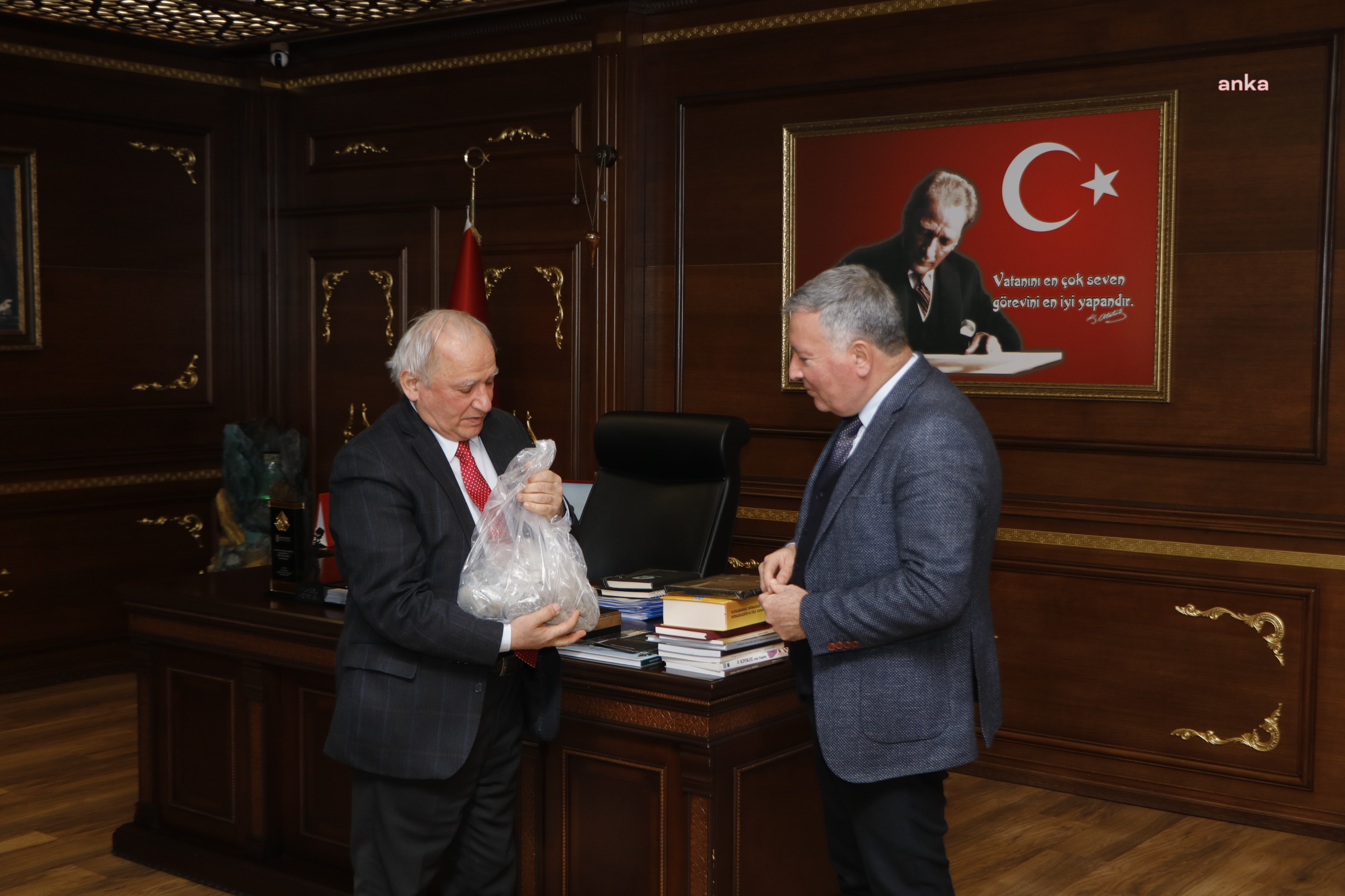 HONAZ'LI YAZAR SELANİK'TEN GETİRDİĞİ MÜBADELE BELGELERİNİ BELEDİYE BAŞKANI KEPENEK İLE PAYLAŞTI