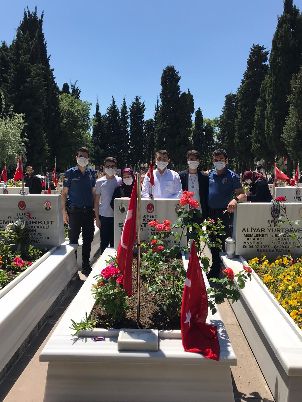 POLİS EKİPLERİ, ŞEHİT AİLELERİNİ EVLERİNDEN ALARAK ŞEHİTLİKLERE GÖTÜRDÜ