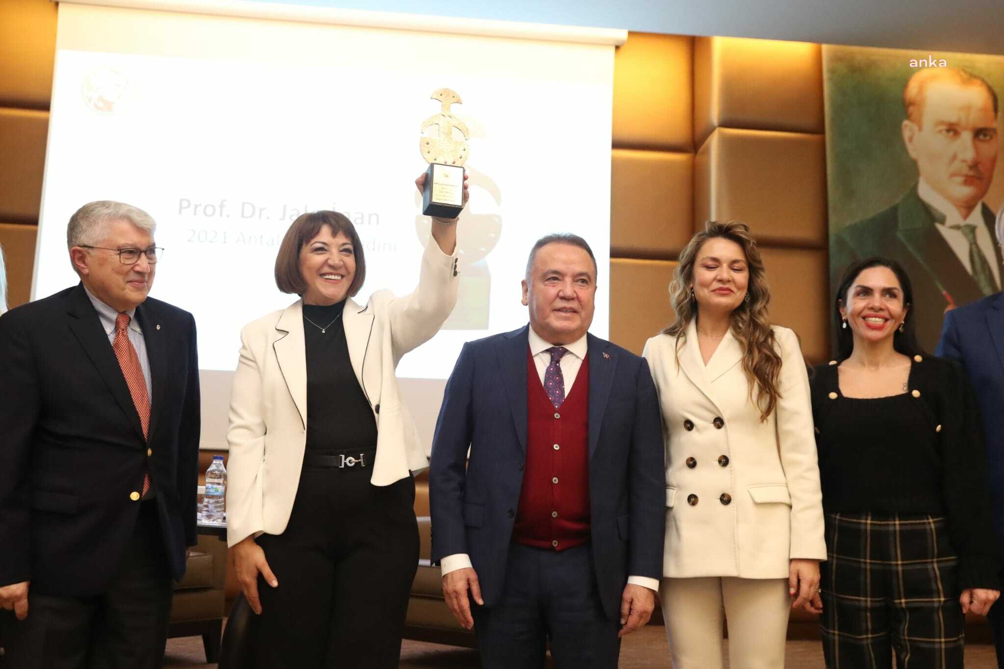 ANTALYA'DA YILIN KADINI ÖDÜLÜ HEMŞİRE ARAZ’A