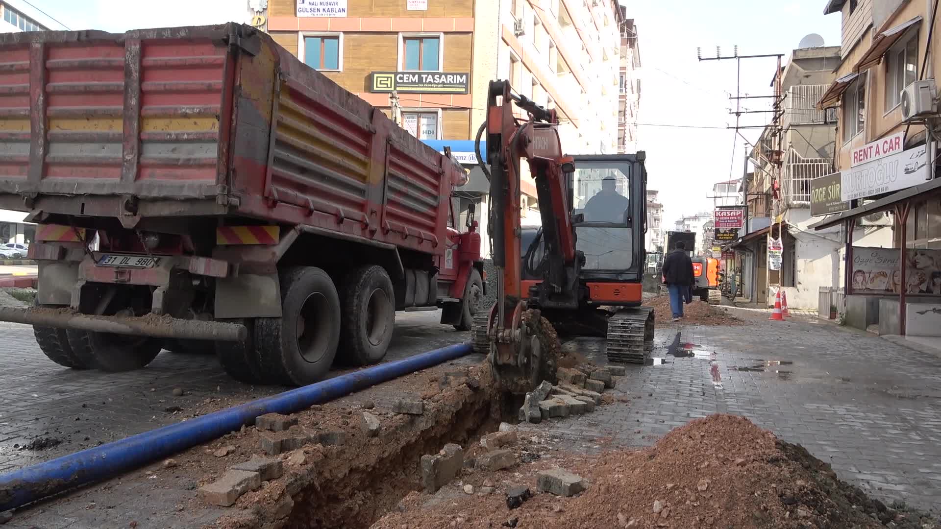HATAY'DA TIKANAN YAĞMUR SUYU MAZGALLARI TEMİZLENİYOR