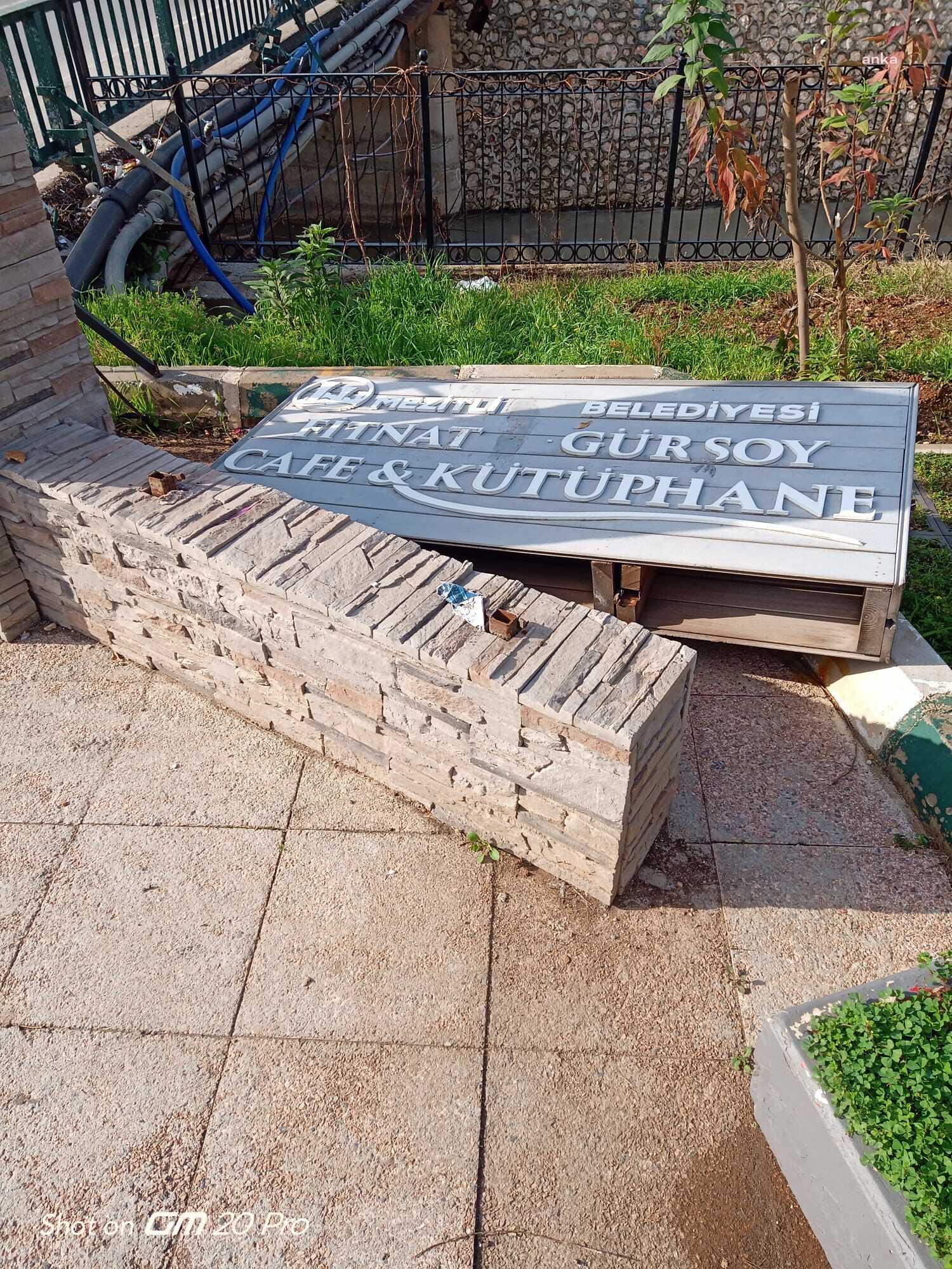 MEZİTLİ BELEDİYESİ'NİN KAFE KÜTÜPHANESİNE VANDAL SALDIRI
