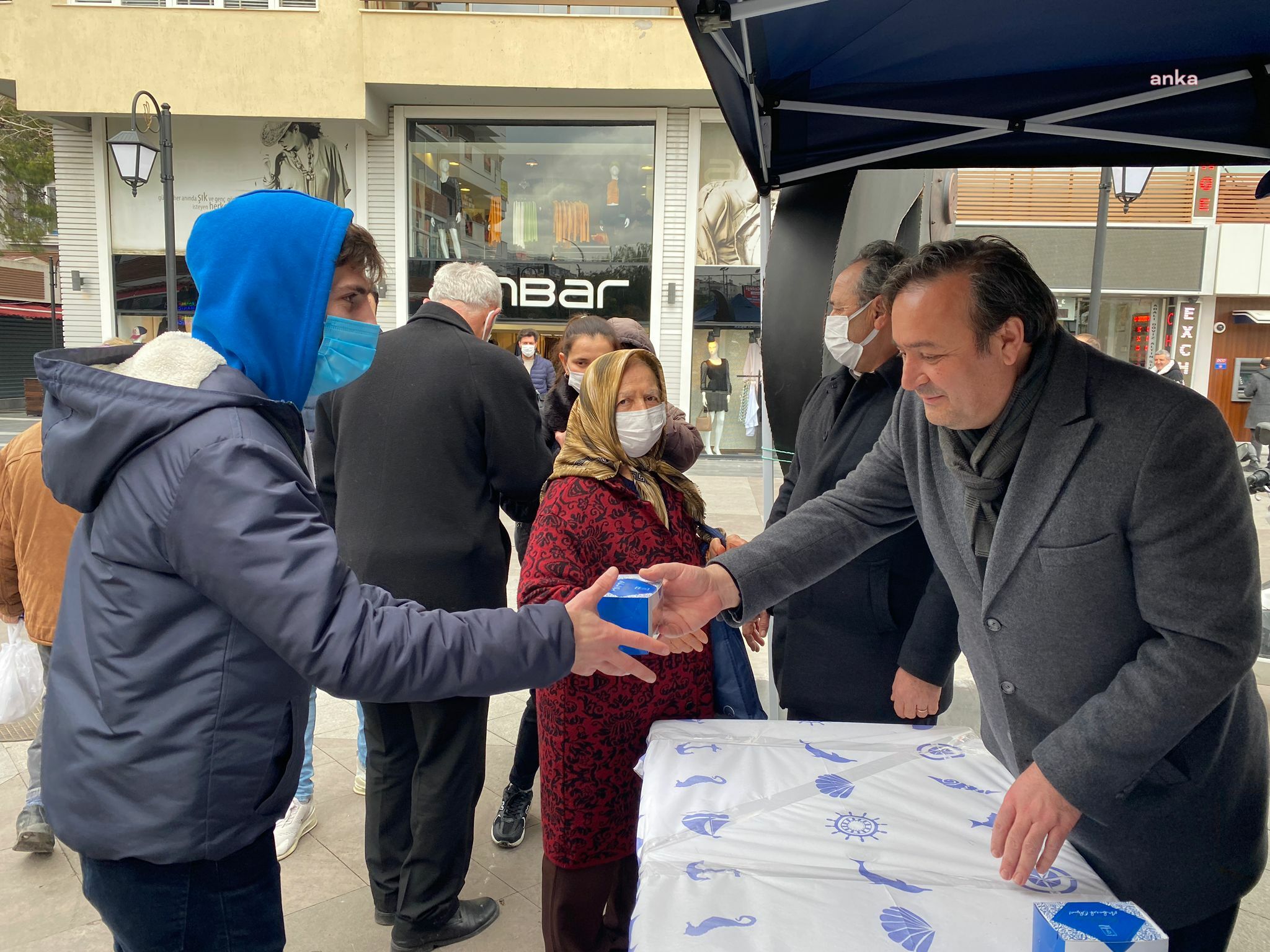 Kuşadası Belediyesi’nden kandil simidi ikramı