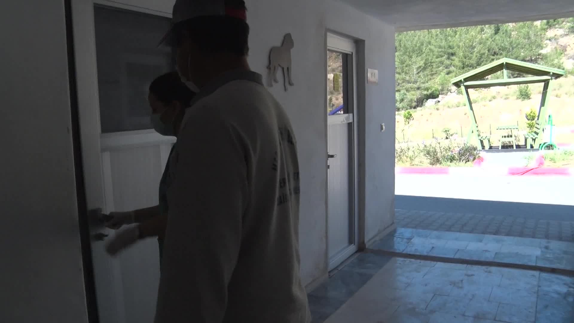 MERSİN BÜYÜŞEHİR'DEN SOKAKTAKİ CANLARA 4 GÜNLÜK SOKAĞA ÇIKMA YASAĞINDA 8 TON MAMA
