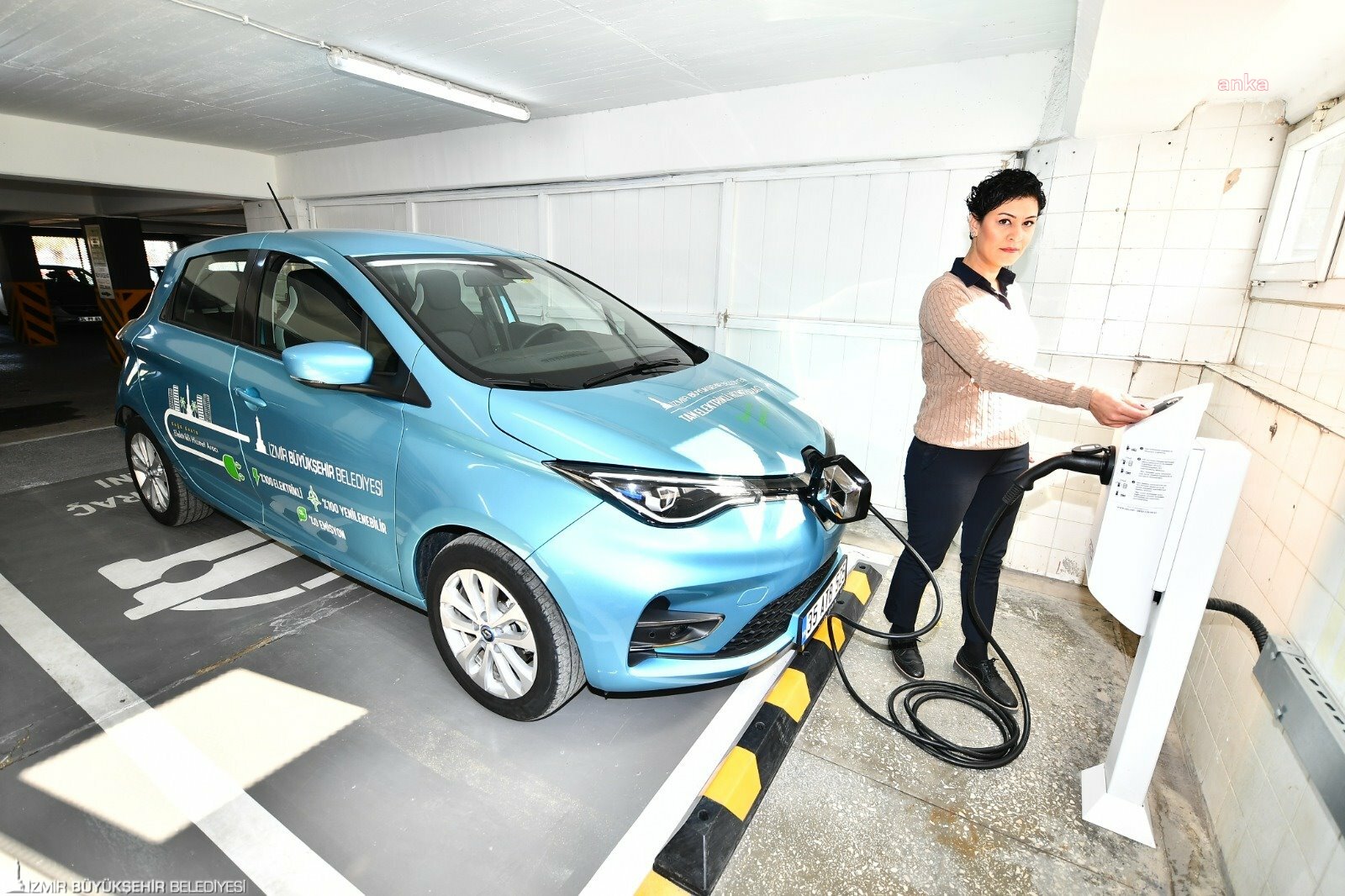 İZMİR'DE ELEKTRİKLİ ARAÇLAR İÇİN ŞARJ İSTASYONLARI ARTIRILIYOR