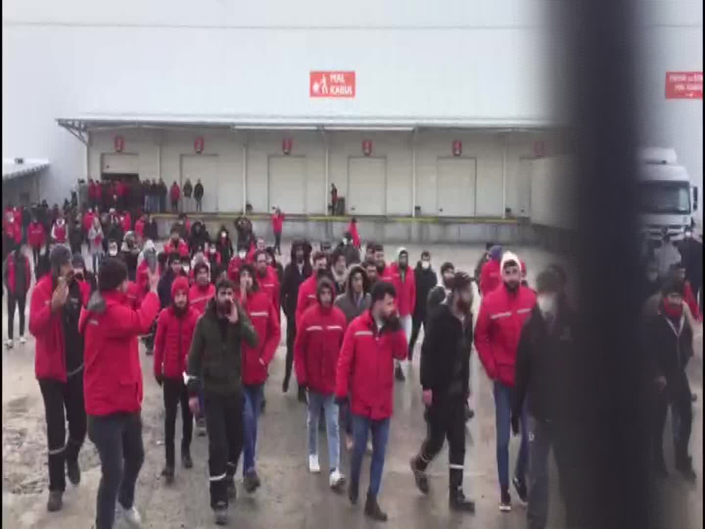 MİGROS ESENYURT DEPOSU İŞVERENİ, EYLEMDEKİ EMEKÇİLERE YASAL SÜREÇ BAŞLATACAĞI UYARISI YAPTI