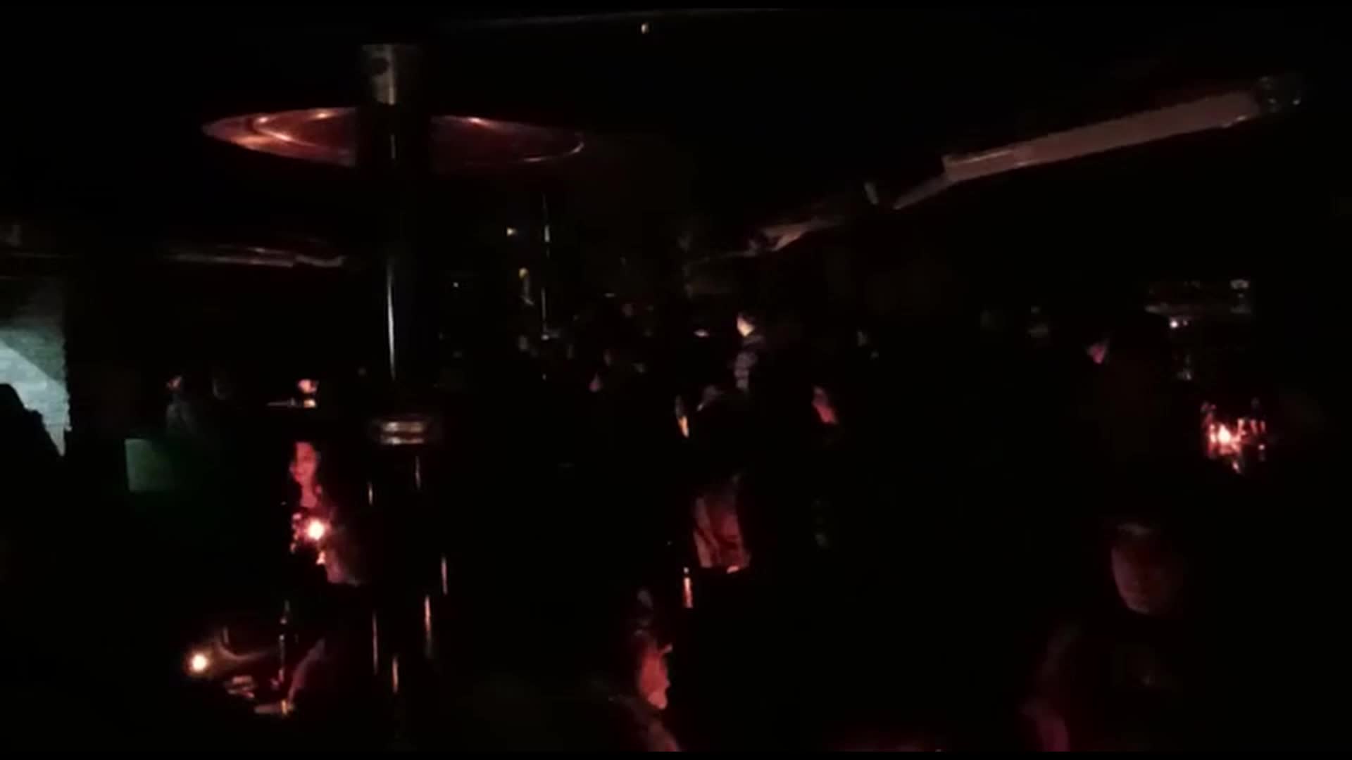 BURSA’DA KAFE VE BARLAR, IŞIKLARINI SÖNDÜREREK YÜKSEK ELEKTRİK ZAMMINI PROTESTO ETTİ