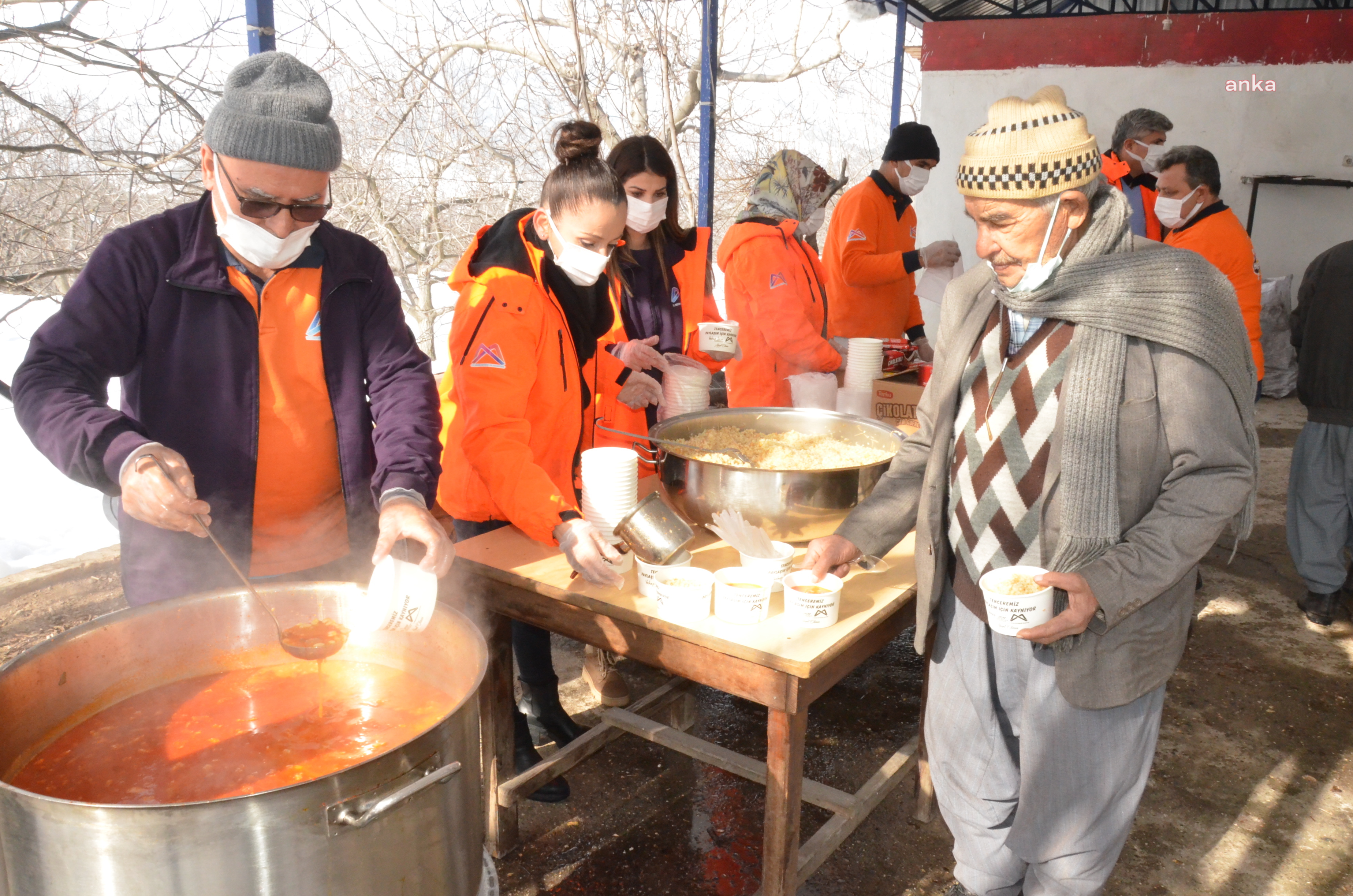 MERSİN BÜYÜKŞEHİR’DEN KARLA KAPLI MAHALLEDE VATANDAŞLARA SICAK YEMEK