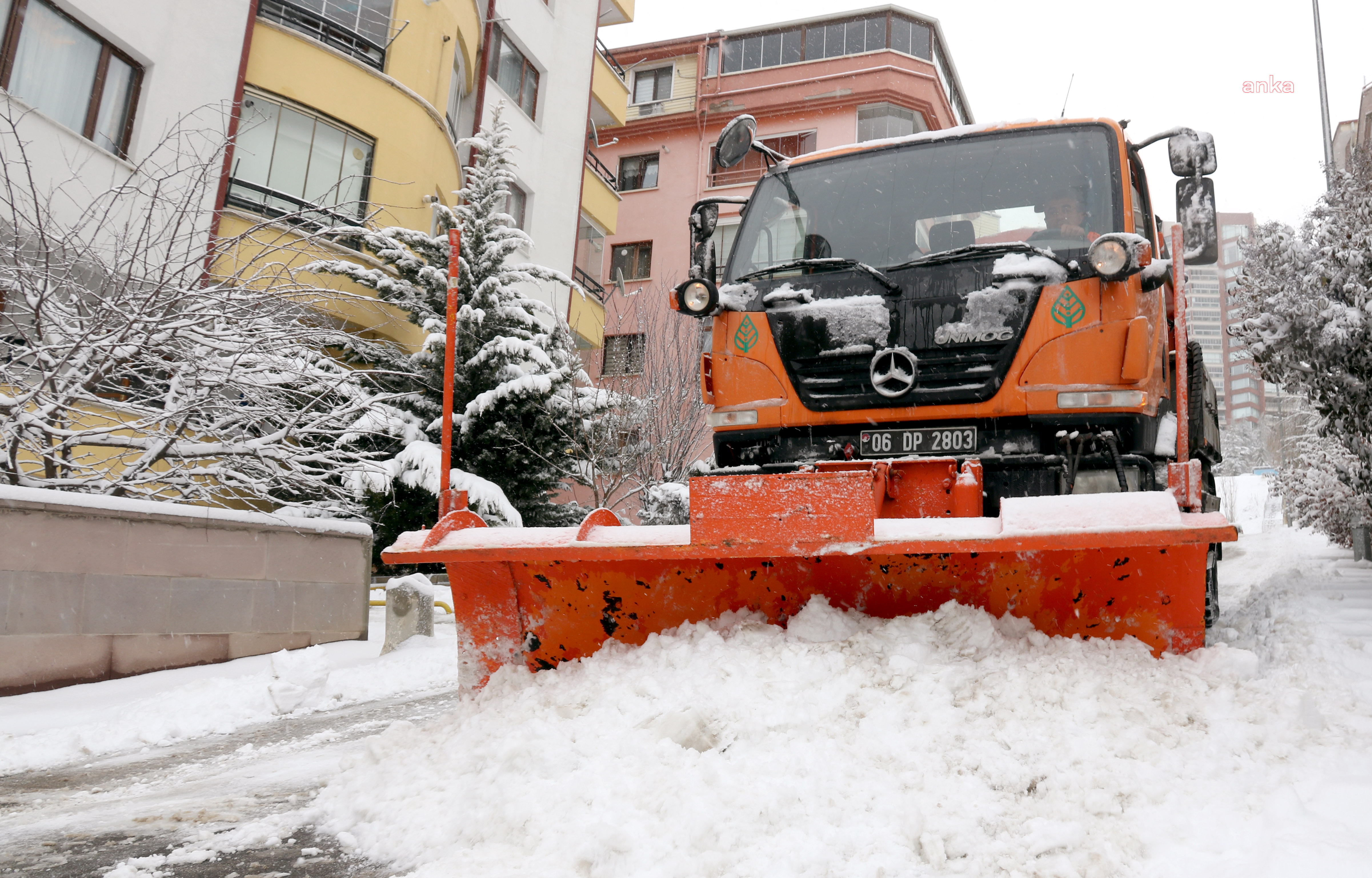 ÇANKAYA'DA BUZLANMAYA KARŞI TUZLAMA ÇALIŞMASI