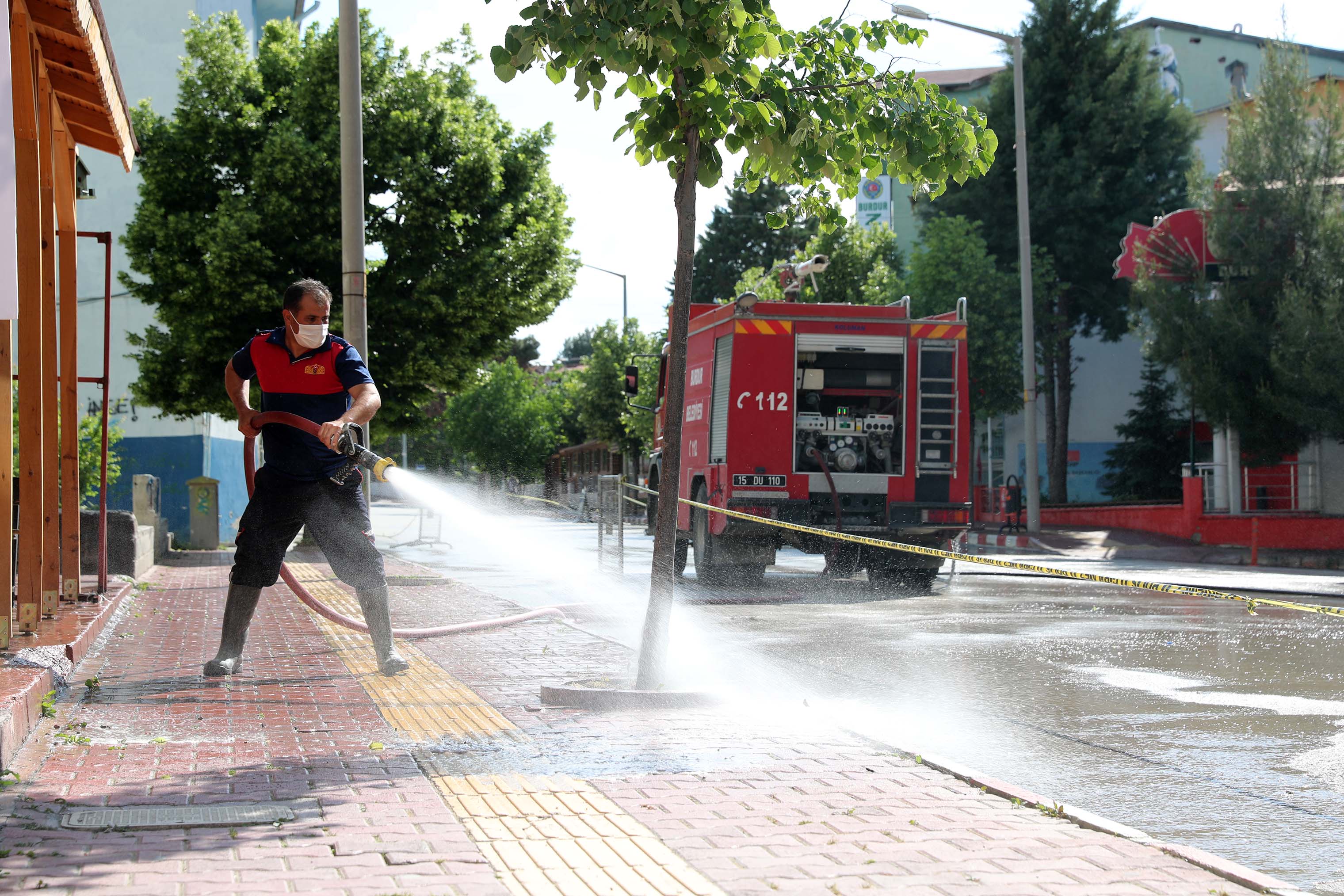 BURDUR'DA YOLLAR VE KALDIRIMLAR YIKANDI