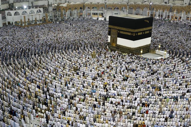 SUUDİ ARABİSTAN NORMALLEŞME SÜRECİNİ BAŞLATIYOR: HAC VE UMRE ZİYARETLERİ BİR SÜRE DAHA KAPALI