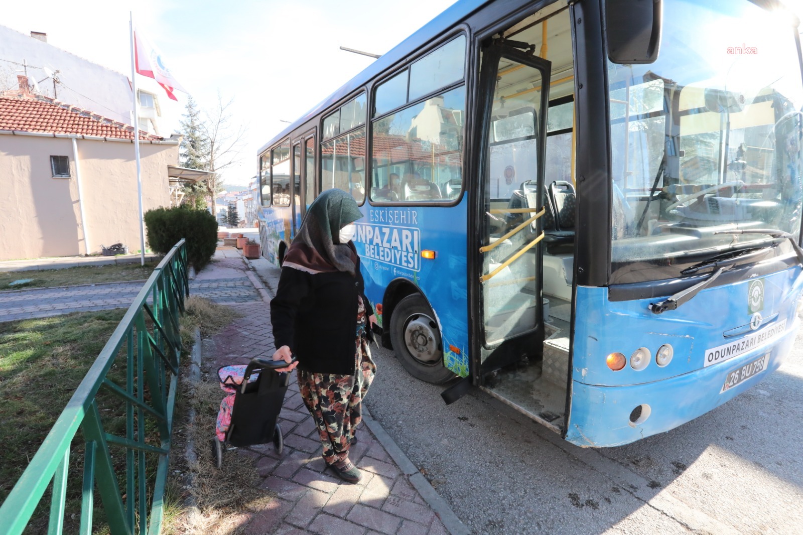 ODUNPAZARI’NDA PAZAR YERLERİNE ÜCRETSİZ SERVİS UYGULAMASI SÜRÜYOR