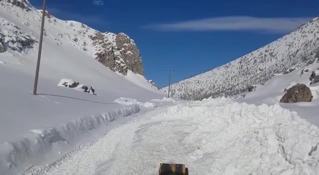 SİİRT’TE KAPANAN KÖY YOLLARI AÇILDI, 2 HASTA HASTANEYE YETİŞTİRİLDİ