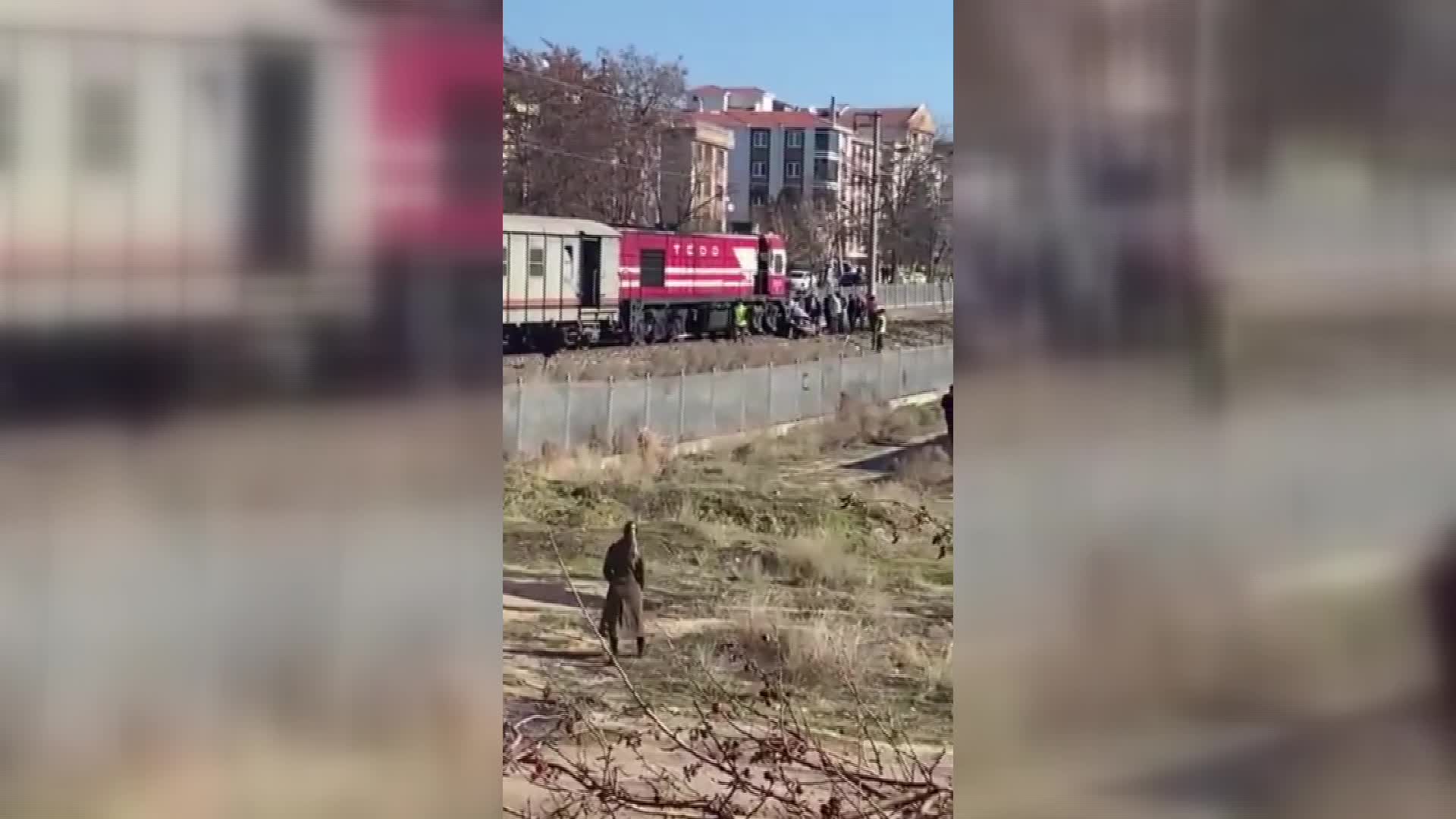 ANKARA POLATLI’DA YÜK TRENİ, OTOMOBİLE ÇARPTI. İKİ KİŞİ YARALANIRKEN BİR KİŞİ HAYATINI KAYBETTİ