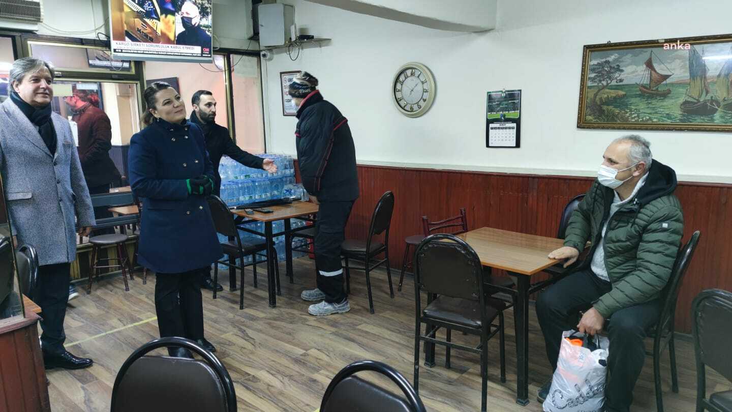 İZMİT BELEDİYE BAŞKANI HÜRRİYET, VATANDAŞLARA ÇAY İKRAM ETTİ