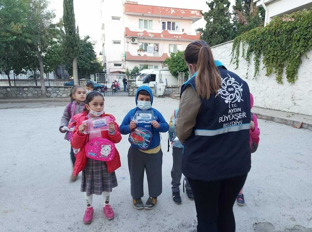 AYDIN BÜYÜKŞEHİR BELEDİYESİ, MASKE DAĞITIMINI SÜRDÜRÜYOR