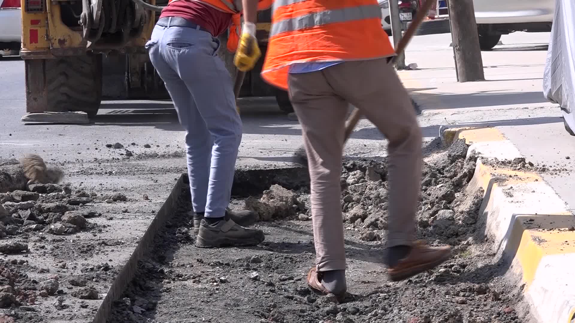 ESENYURT’TA CADDE VE SOKAKLAR YENİLENİYOR