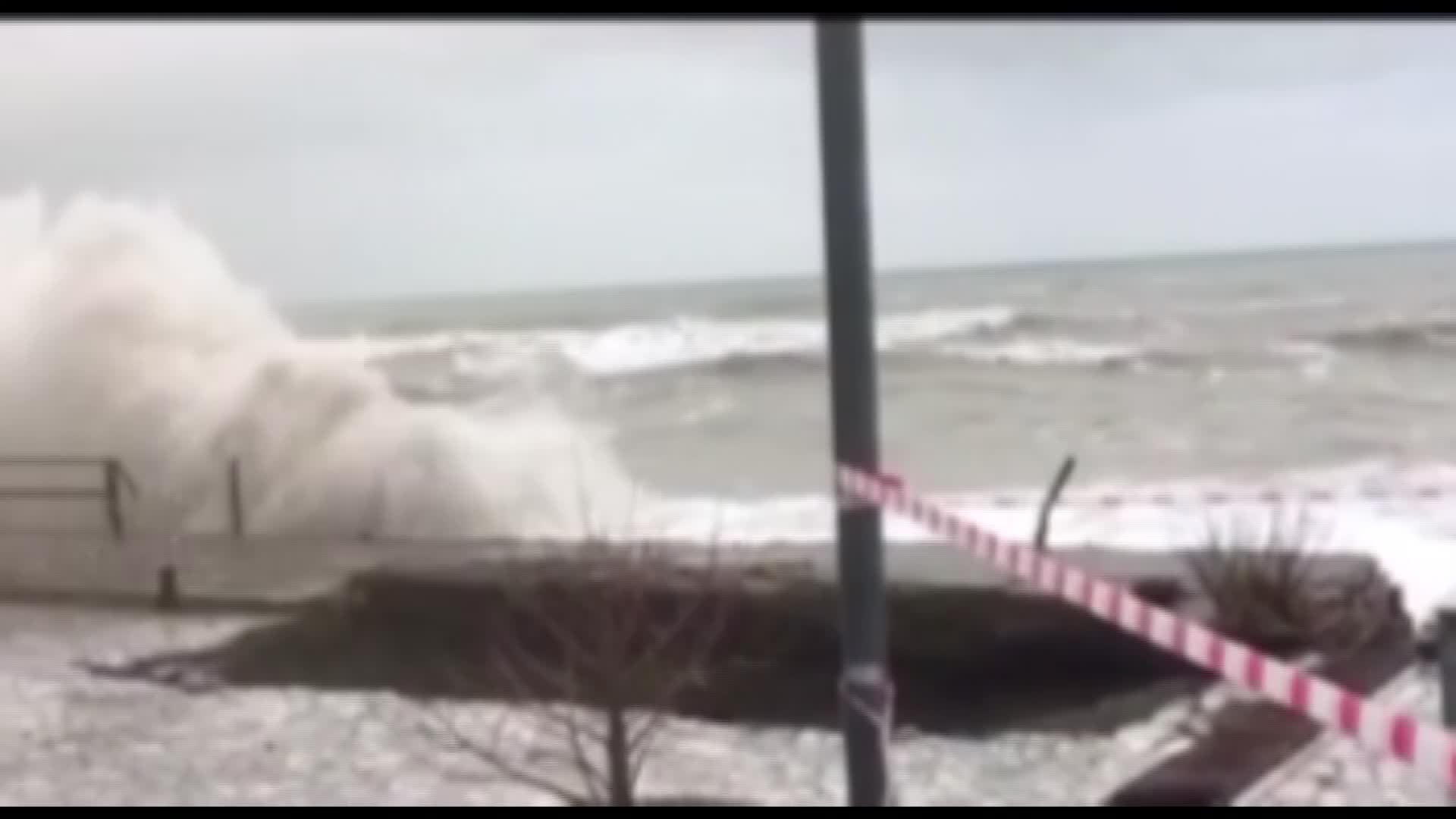 SİNOP’TA DEV DALGALAR, ÇOCUK PARKINI YIKTI