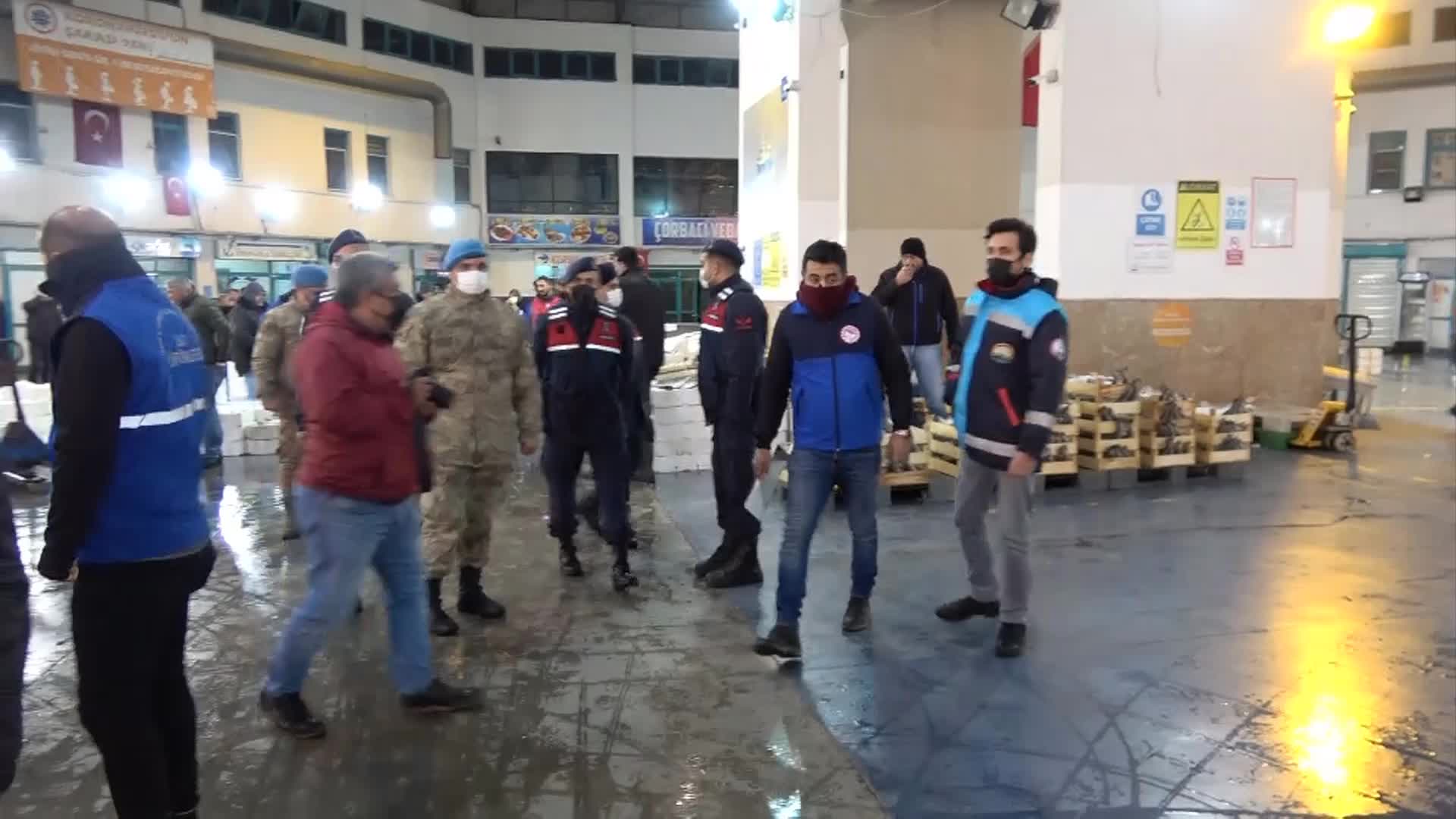 İZMİR'DE AV YASAĞINA AYKIRI YAKALANAN 7 BİN 777 KİLO BALIĞA EL KONULDU