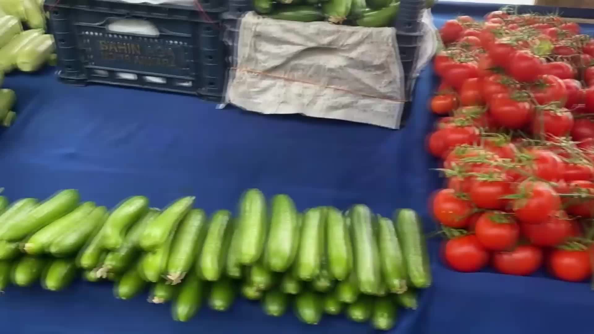 PAZARDA TANE HESABI: BİR SALATALIK 5 TL, BİR DOMATES 2,63 TL. ESNAF: "BU BÖYLE YÜRÜMEZ”