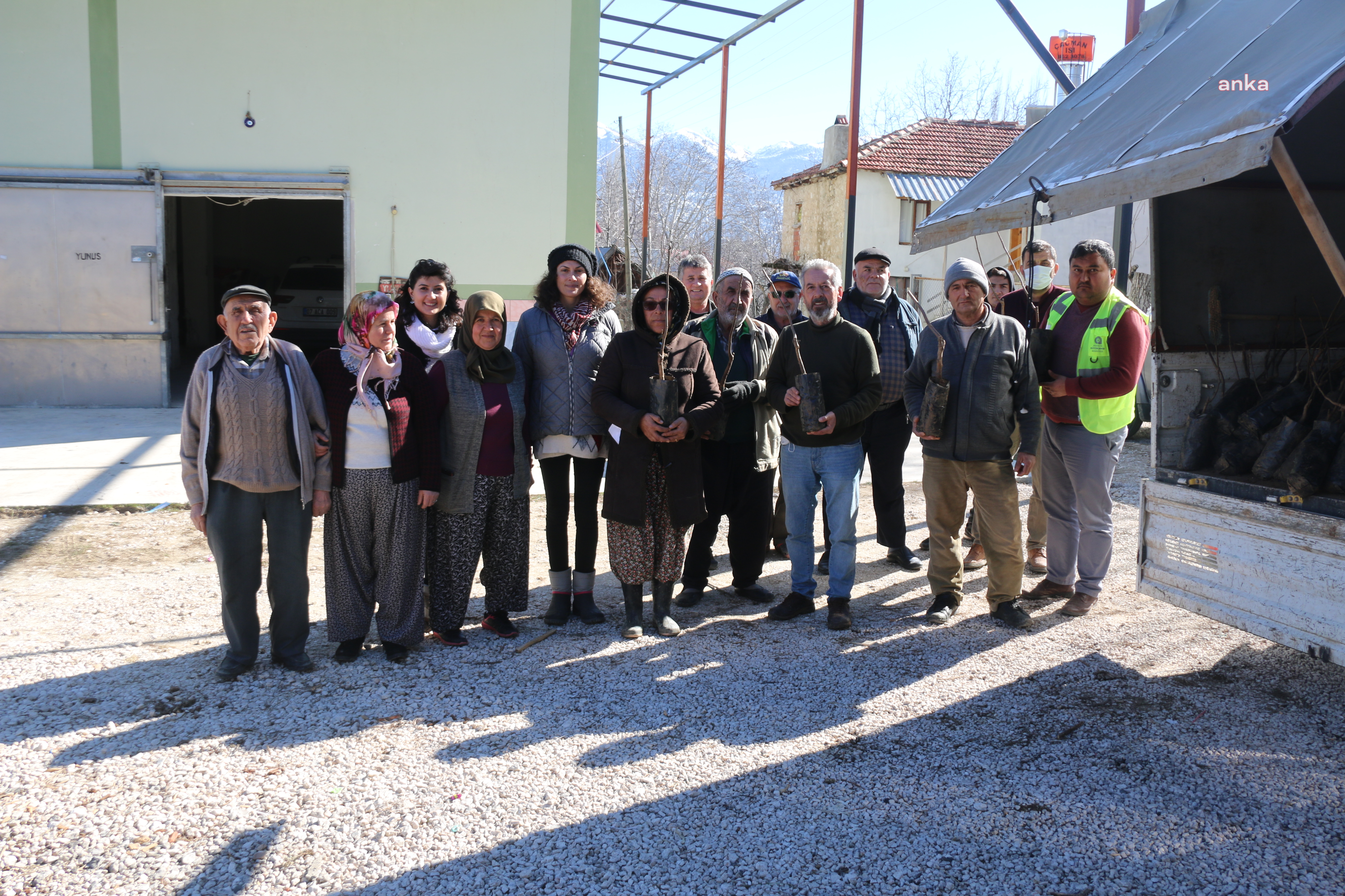 ANTALYA BÜYÜKŞEHİR, ÇİFTÇİLERE CEVİZ VE MEYVE AĞACI FİDANI DAĞITIYOR