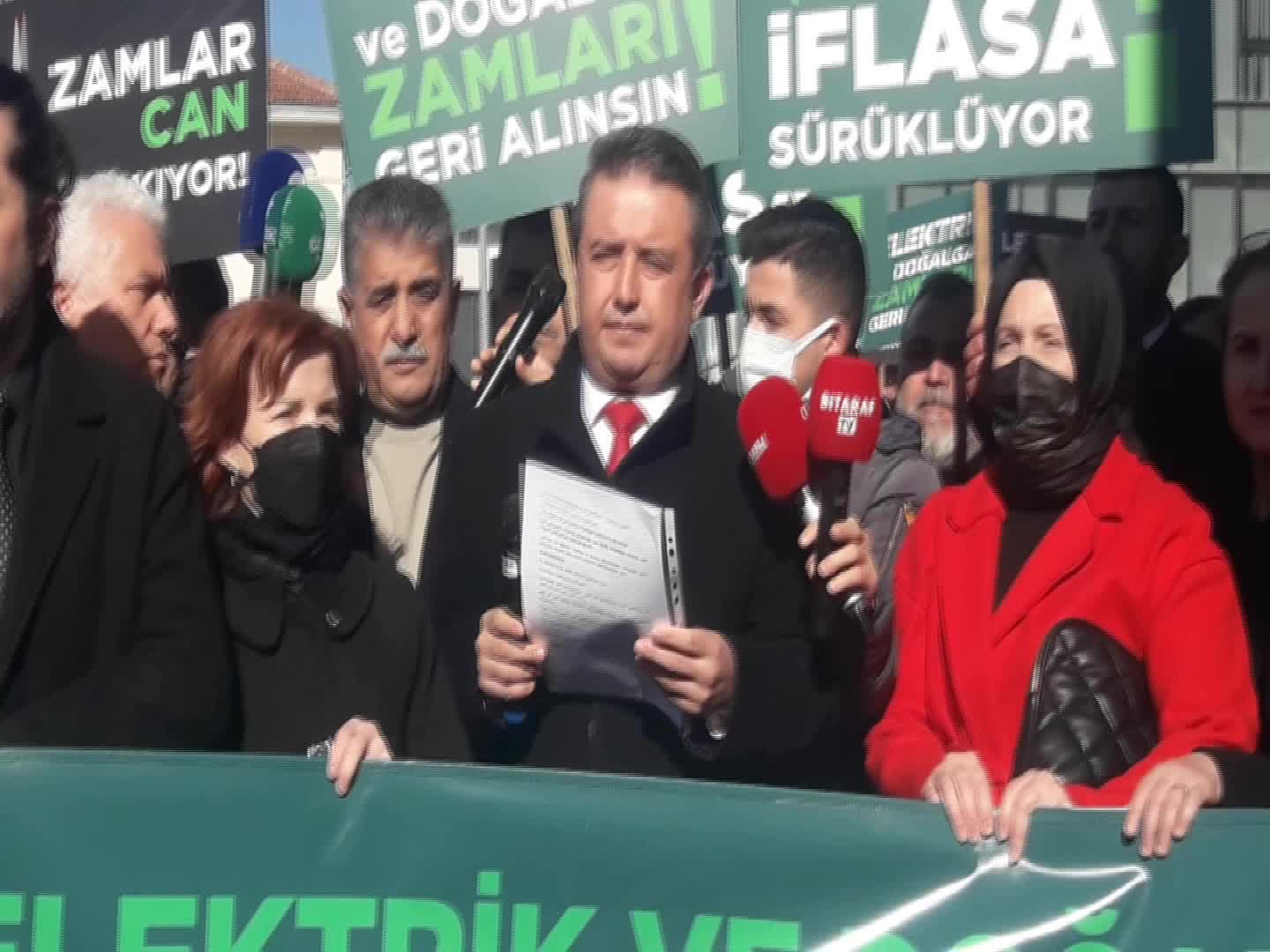 GELECEK PARTİSİ, İSTANBUL'DA ELEKTRİK ZAMLARINI PROTESTO ETTİ: "ELİNİZİ VİCDANINIZA KOYUN, BU ZAMLARI GERİ ALIN"