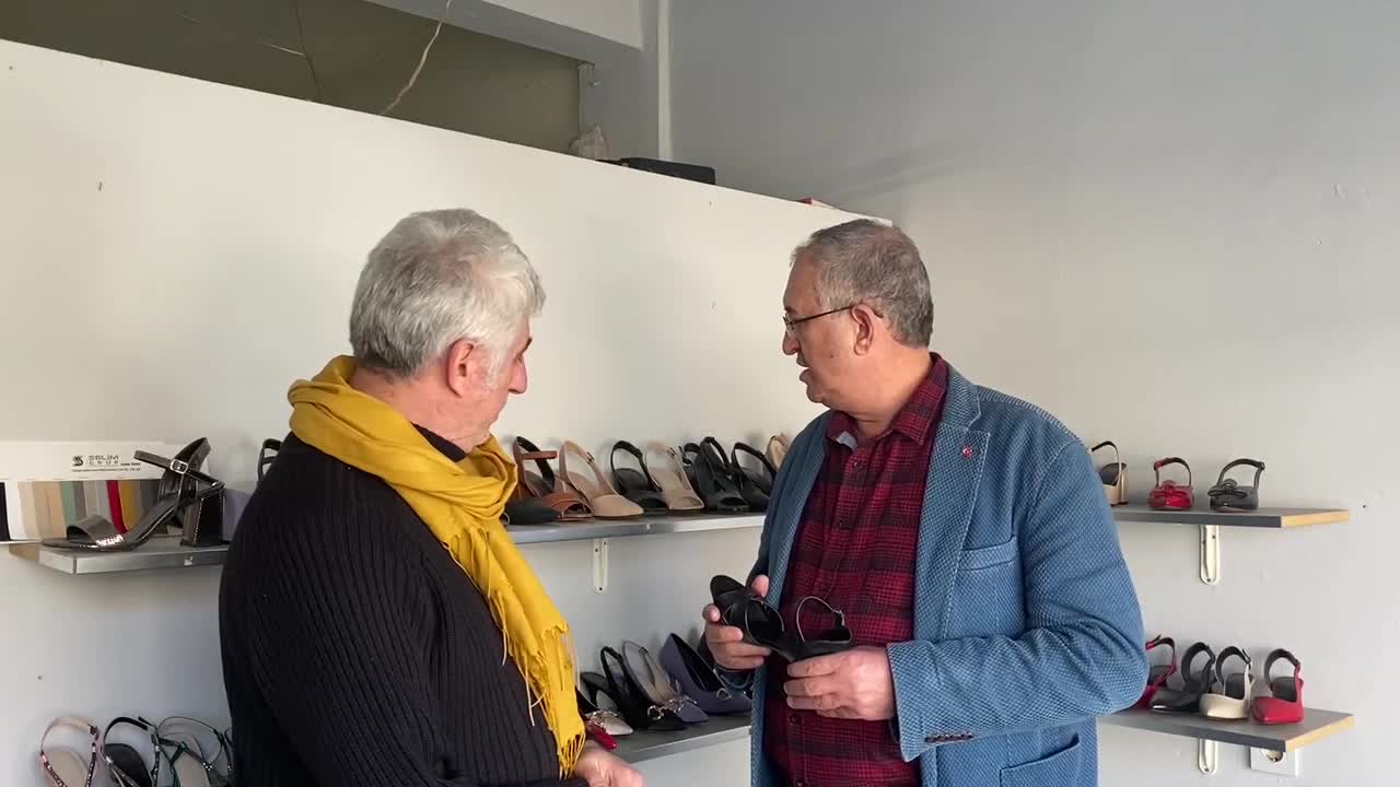 İZMİR’DEKİ AYAKKABICI ESNAFI: "BÖYLE BİR KRİZ GÖRMEDİK"