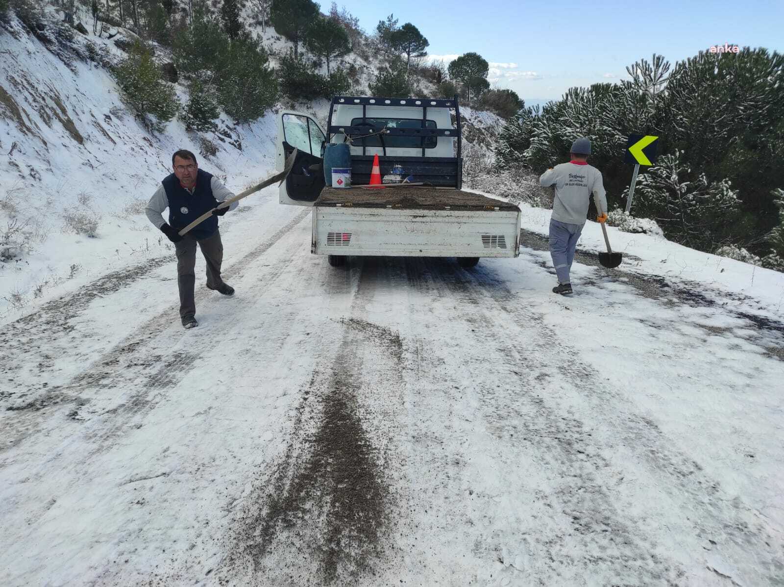 BURHANİYE'DE KAR KAPLI KIRSAL YOLLAR AÇILIYOR