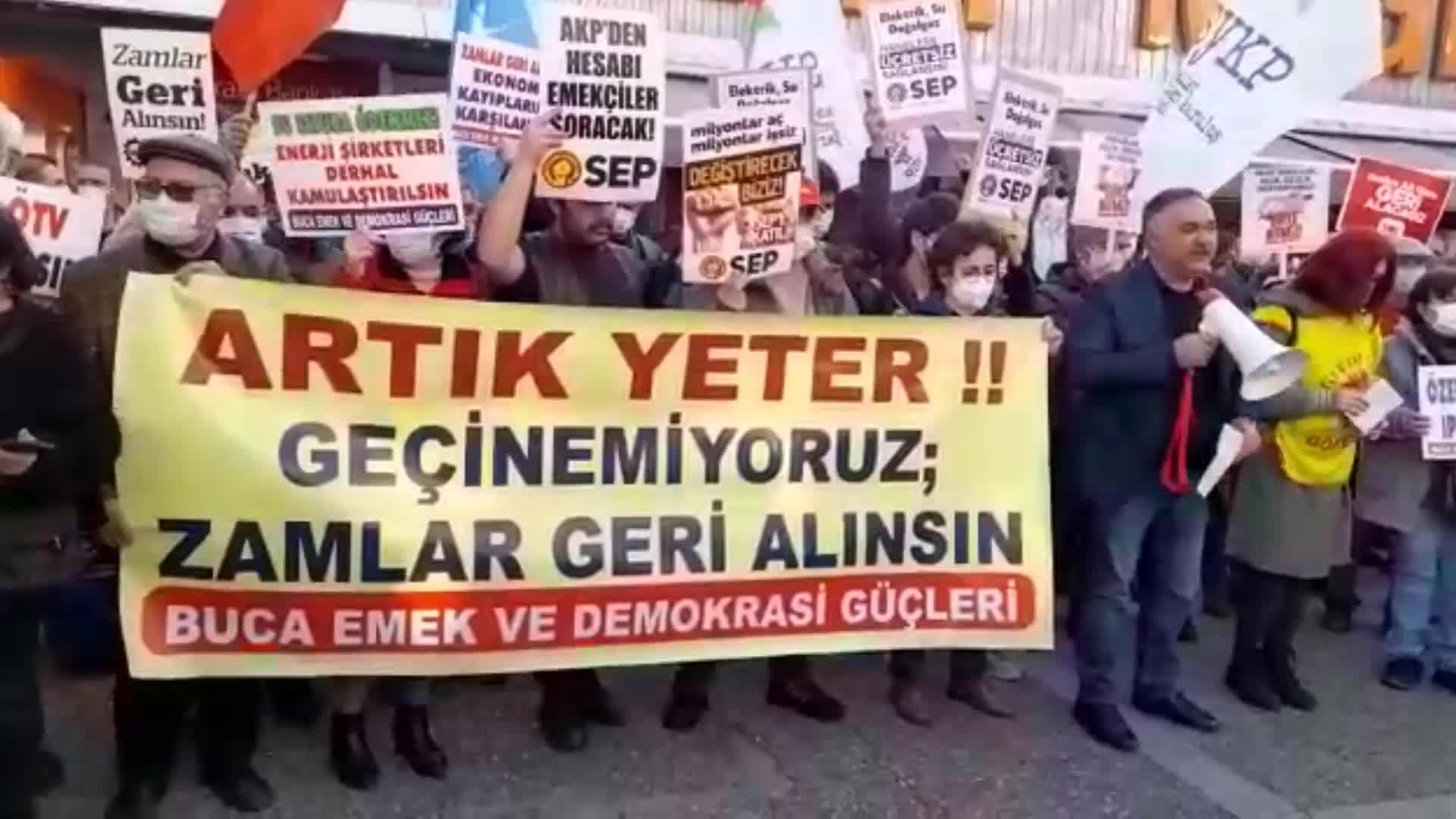 İZMİR'DE ZAMLARA TEPKİ SÜRÜYOR: FATURALARI YAKTILAR