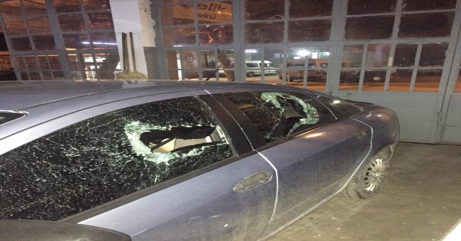 EDİRNE’DE BİR KİŞİ İKİ GECE ÜST ÜSTE OTOMOBİLLERE SATIRLA SALDIRDI