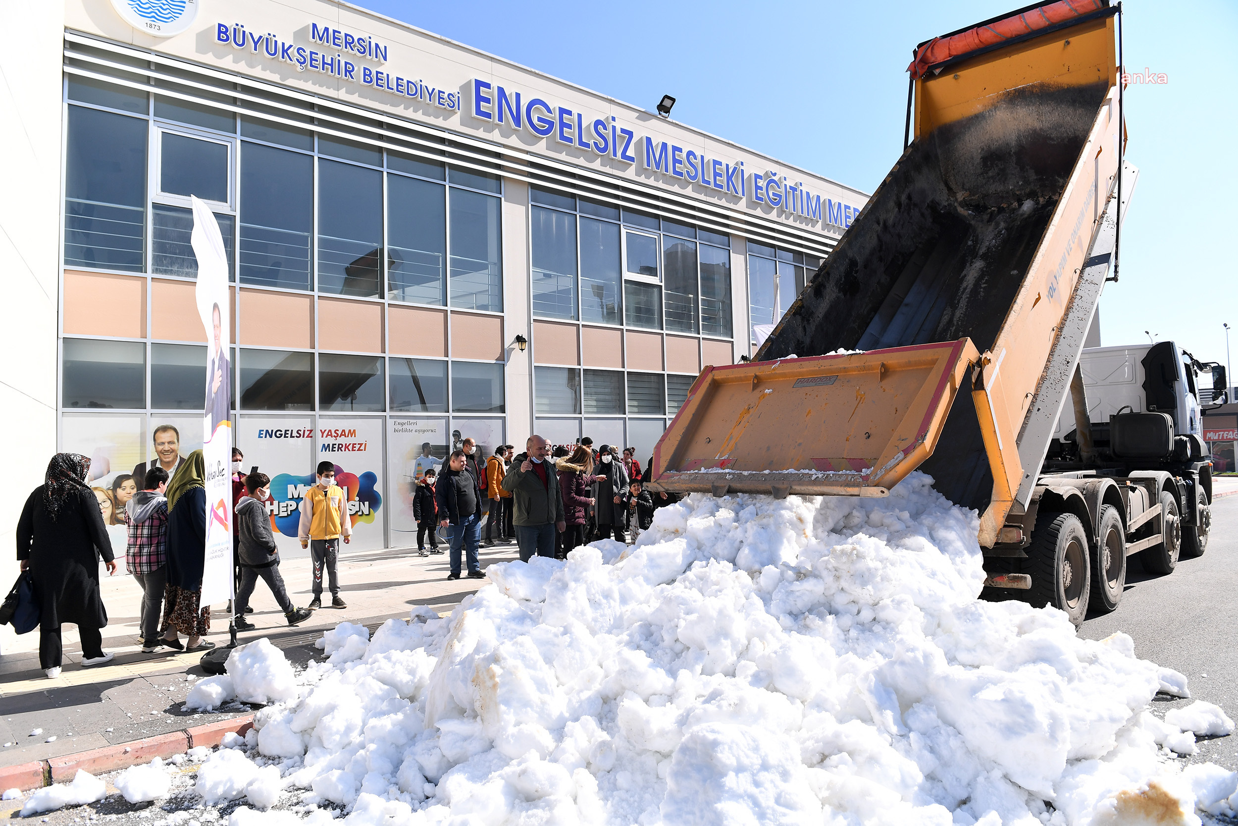 MERSİN BÜYÜKŞEHİR’DEN ÖZEL BİREYLERE KAR SÜRPRİZİ