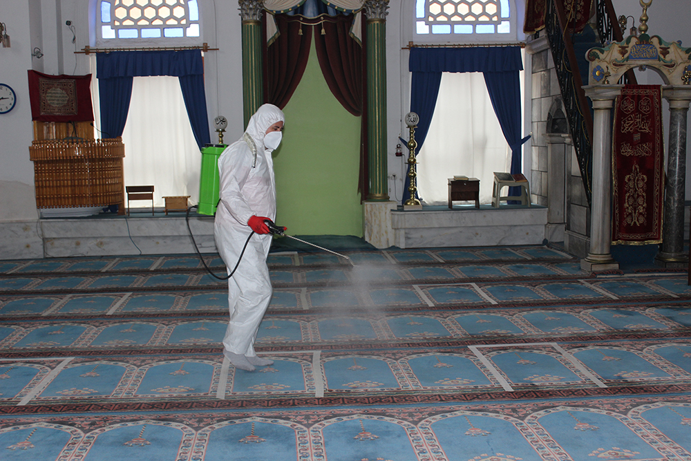BURHANİYE’DE İBADETHANELER TEMİZLENEREK DEZENFEKTE EDİLDİ