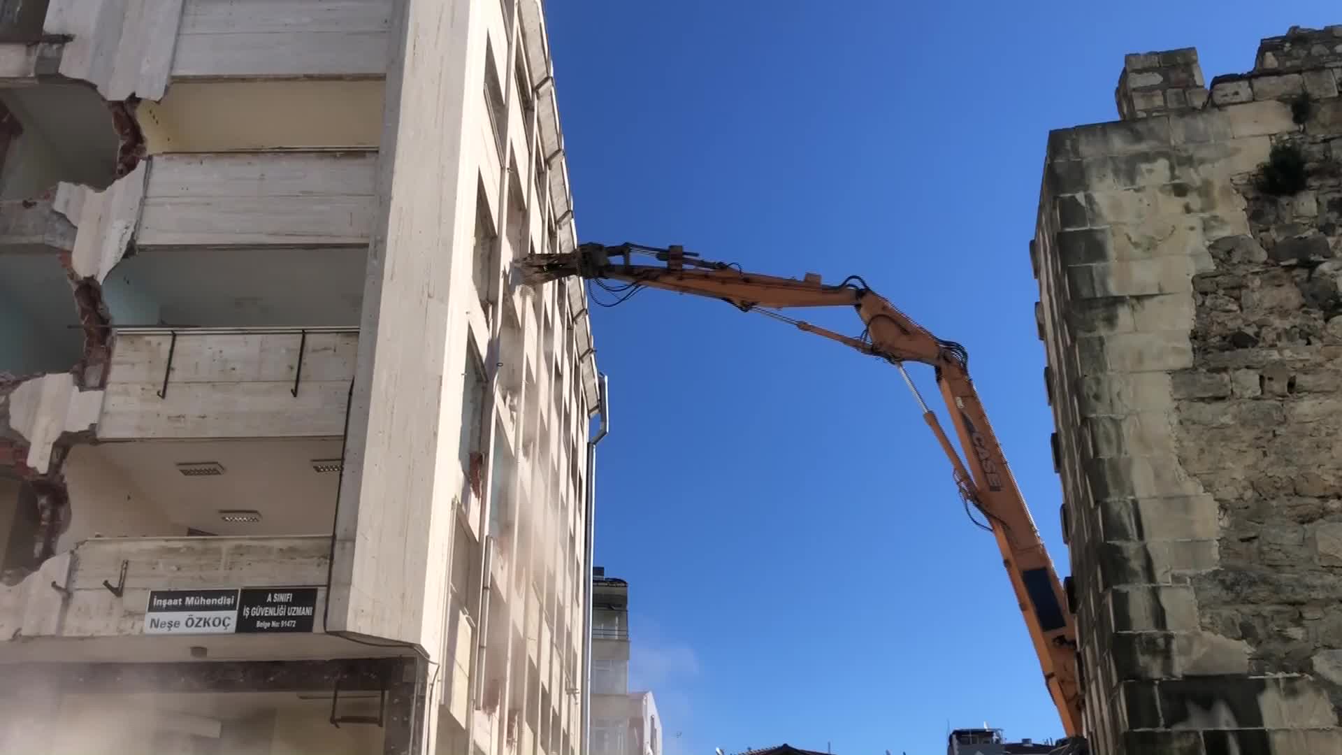 SİNOP KENT MEYDANI PROJESİ KAPSAMINDA, ÖZEL İDARE İŞ HANI YIKILIYOR
