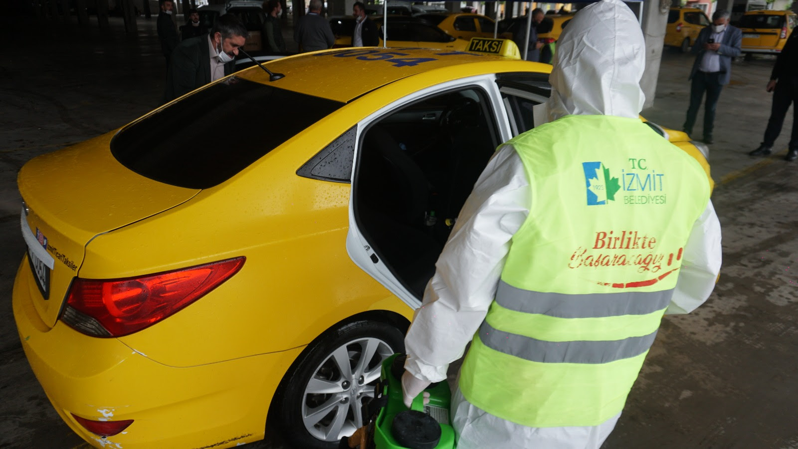 İZMİT'TE 500'E YAKIN TAKSİ, 2.KEZ DEZENFEKTE EDİLDİ