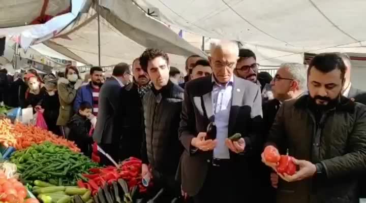 CHP’Lİ KILINÇ’IN DİNLEDİĞİ PAZAR ESNAFI: “SADECE BİR DOMATES, BİR BİBER, BİR PATLICAN VE BİR SALATALIK İÇİN VATANDAŞ 20 LİRA ÖDEMEK ZORUNDA”