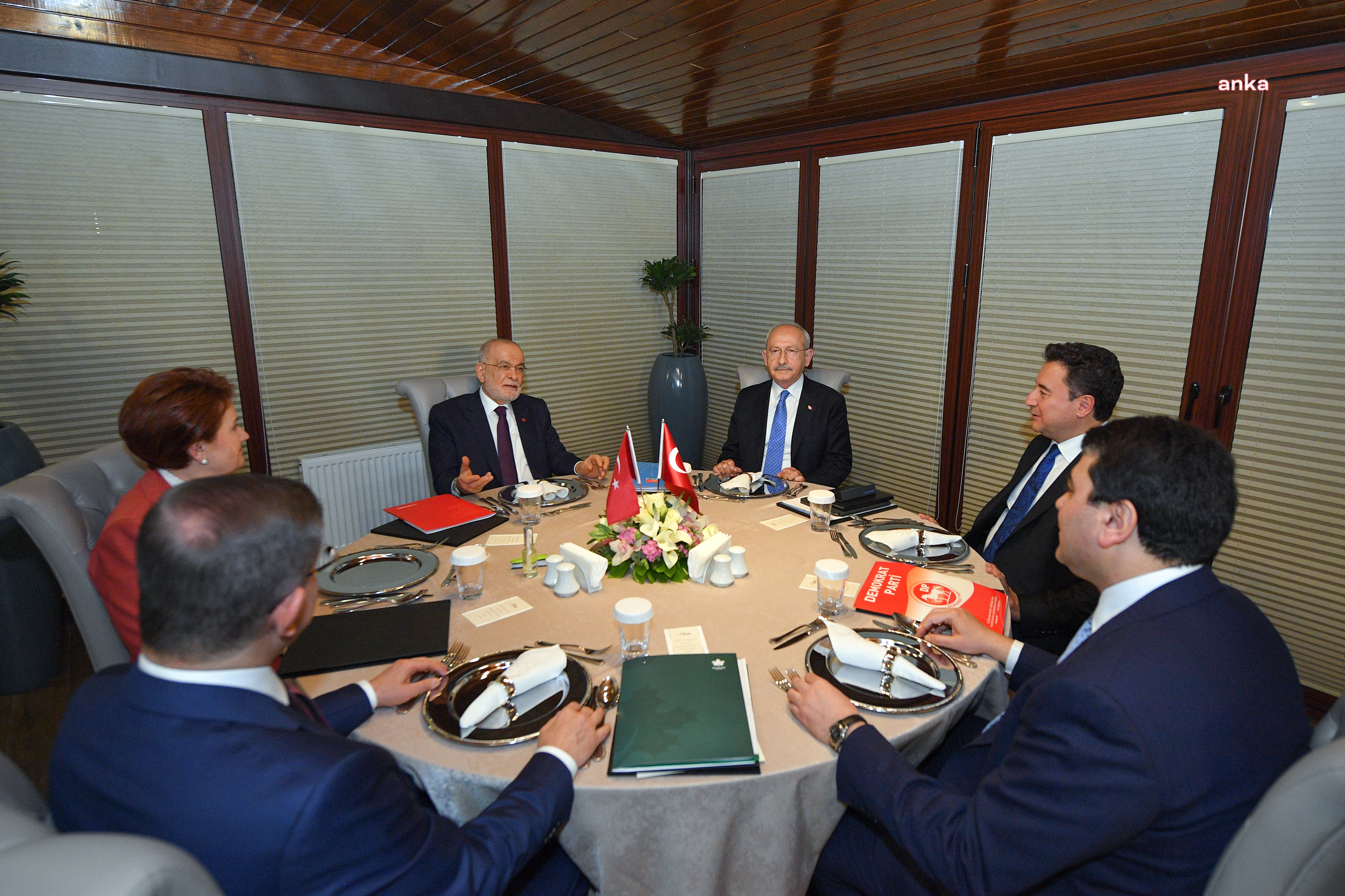 ALTI SİYASİ PARTİ GENEL BAŞKANINDAN ORTAK AÇIKLAMA: “YARININ TÜRKİYESİ’Nİ İNŞA ETMEK İÇİN ÖNEMLİ BİR ADIM ATTIK. İŞBİRLİĞİ ALANLARINI GENİŞLETEREK SÜRDÜRMEKTE KARARLIYIZ”
