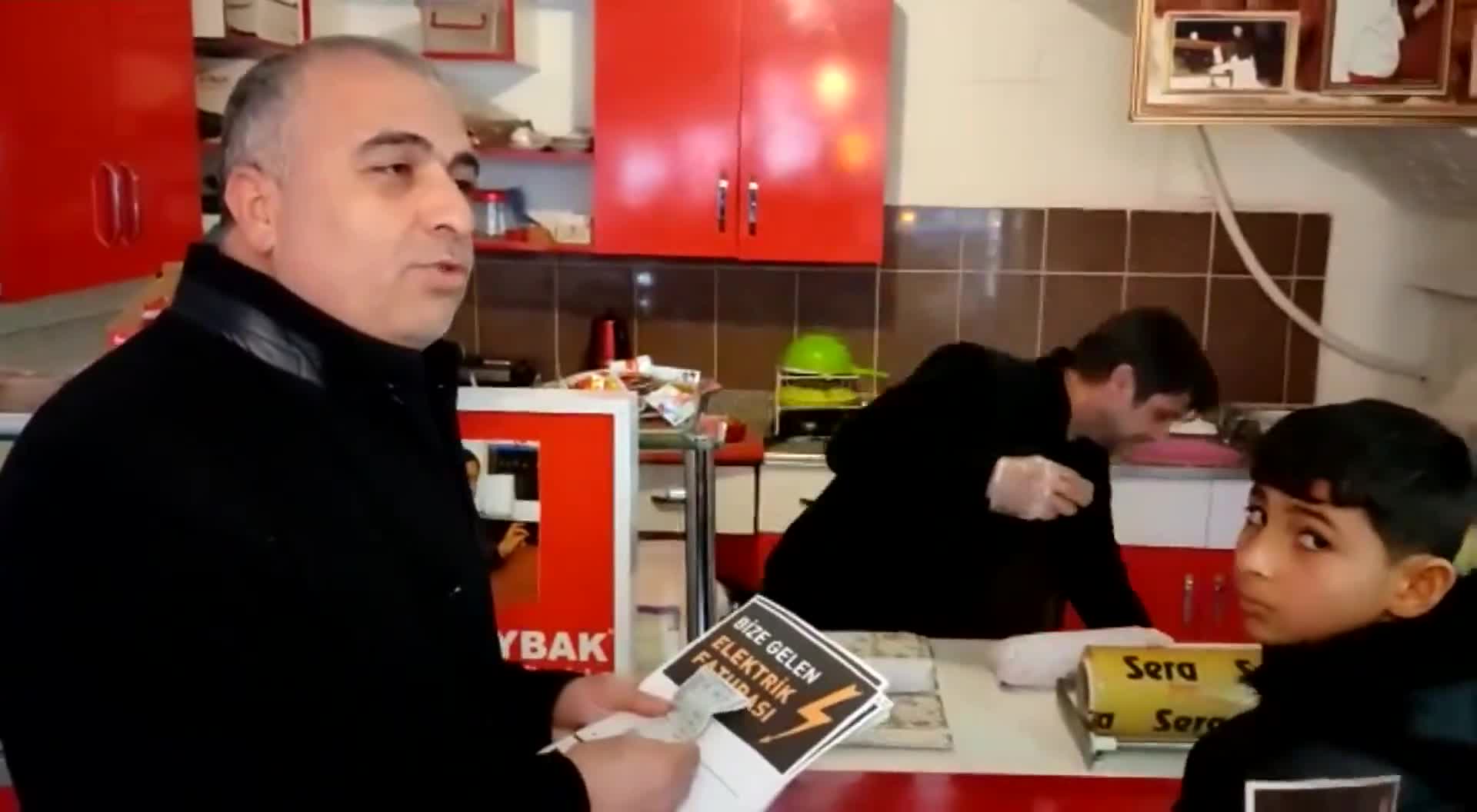 NİĞDE ULUKIŞLA'DA SOBA KULLANAMAYAN ÇİĞKÖFTECİ: "VALLAHİ ŞİMDİ NAMAZLIĞI ÇIKARIP DİZİME SARACAĞIM"