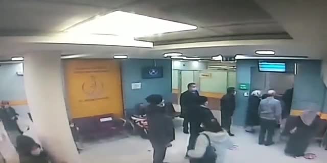 HASTA VE YAKINLARI SAĞLIKÇILARA SALDIRDI
