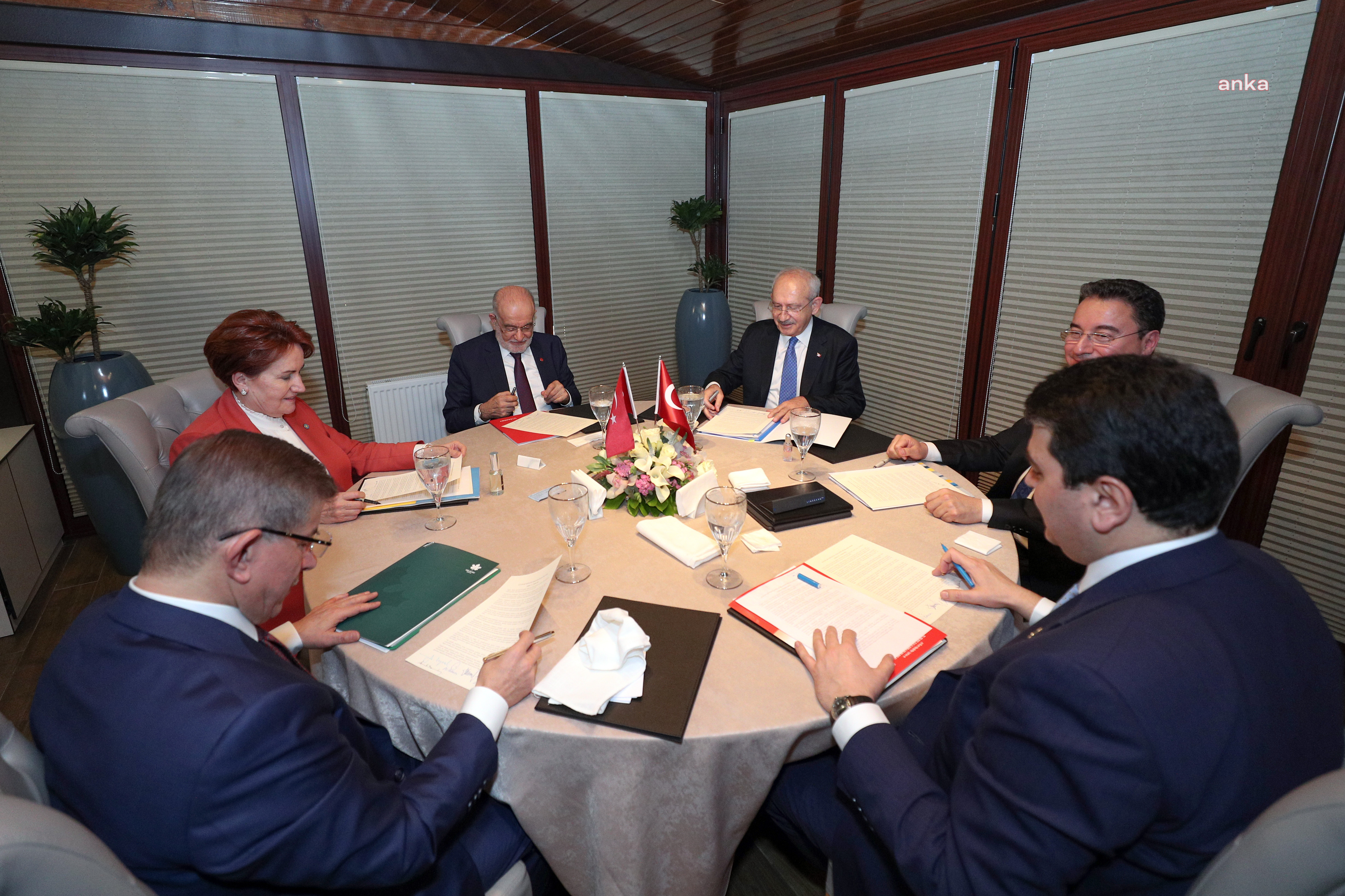 “LİDERLER ZİRVESİ” BİLDİRİSİNİN ISLAK İMZALI HALİNİ GENEL BAŞKANLAR ANI OLARAK ALDI
