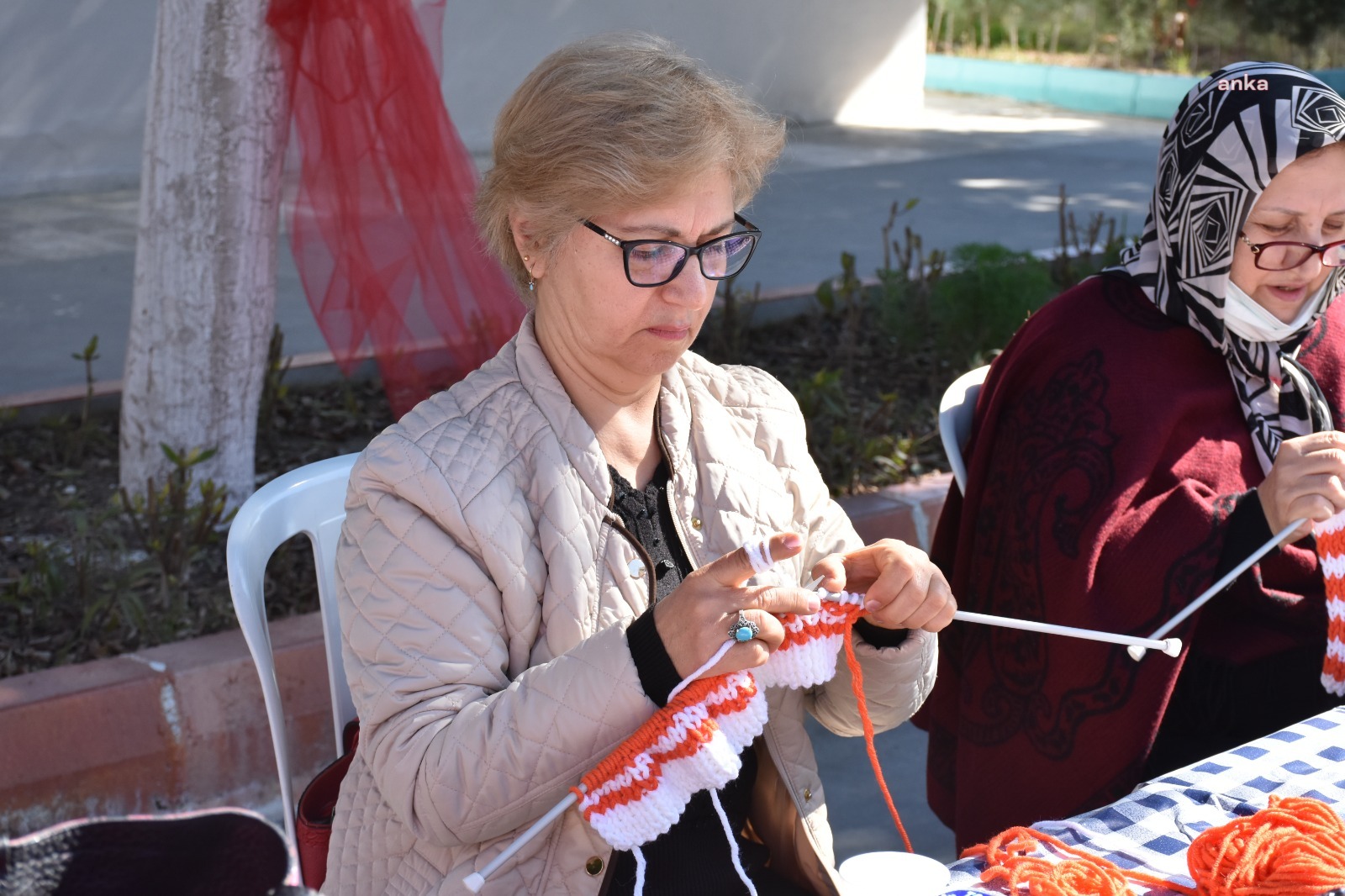 TARSUS DAYANIŞMA ATÖLYESİ'NDE KATILIMCILAR LÖSEMİLİ ÇOCUKLAR İÇİN ÖRDÜ