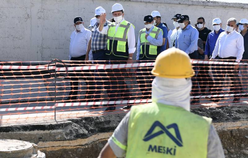 MERSİN BELEDİYE BAŞKANI SEÇER'DEN KARACAİLYAS'TAKİ YAĞMUR SUYU HATTI ÇALIŞMALARINA YERİNDE İNCELEME