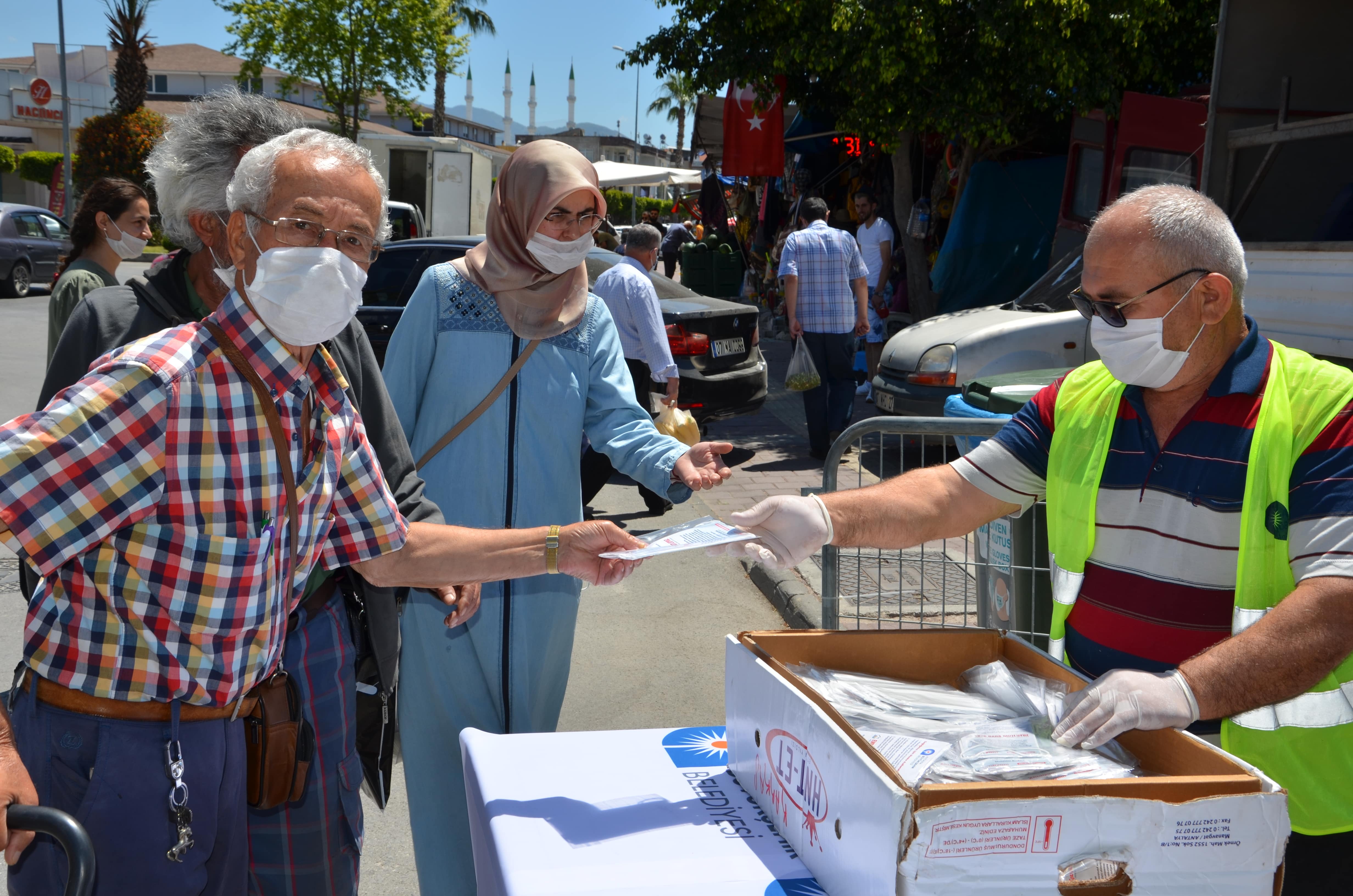ANTALYA BÜYÜKŞEHİR BELEDİYESİ, ALANYA'DA MASKE DAĞITTI